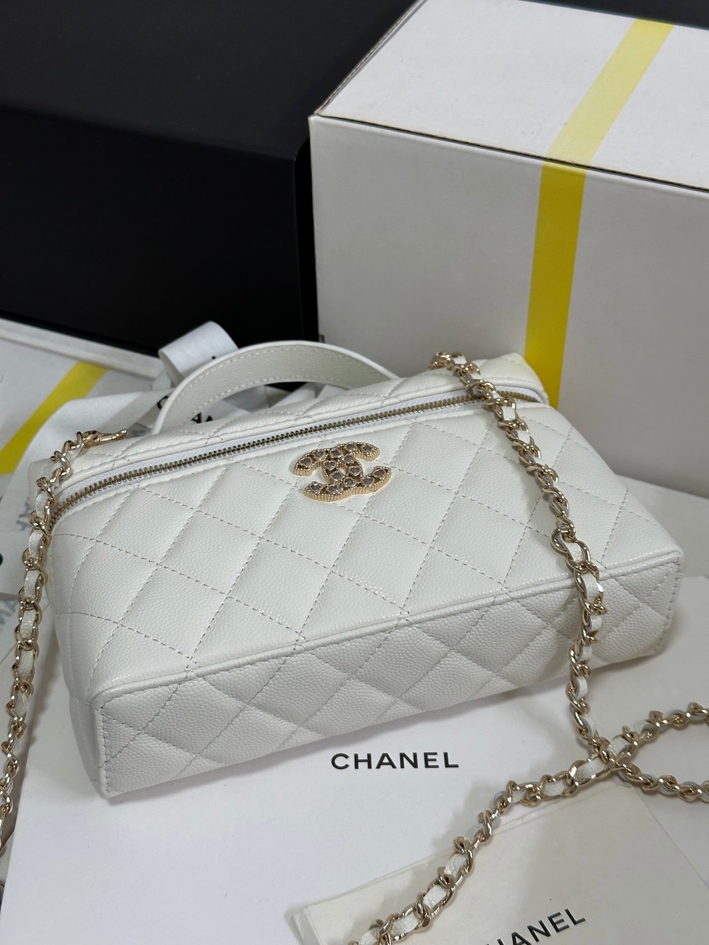 CC 25P Vanity Case 19.5cm White Calfskin Heart Rhinestone 243604 mysite