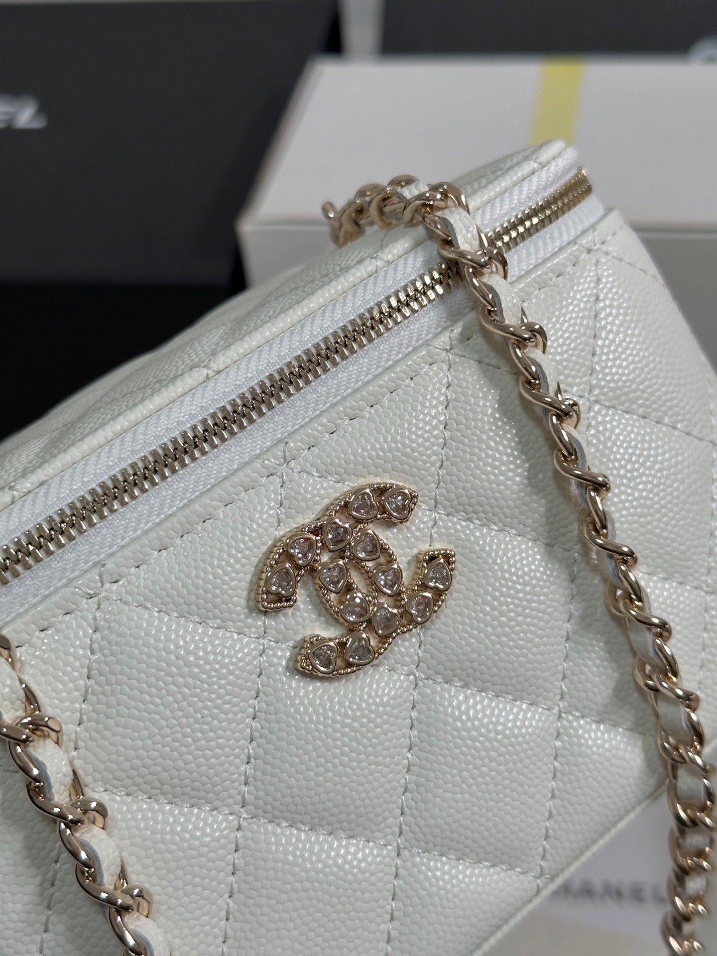 CC 25C Vanity Case 17cm White Caviar Leather Heart Rhinestone Light Gold Hardware 243421 mysite