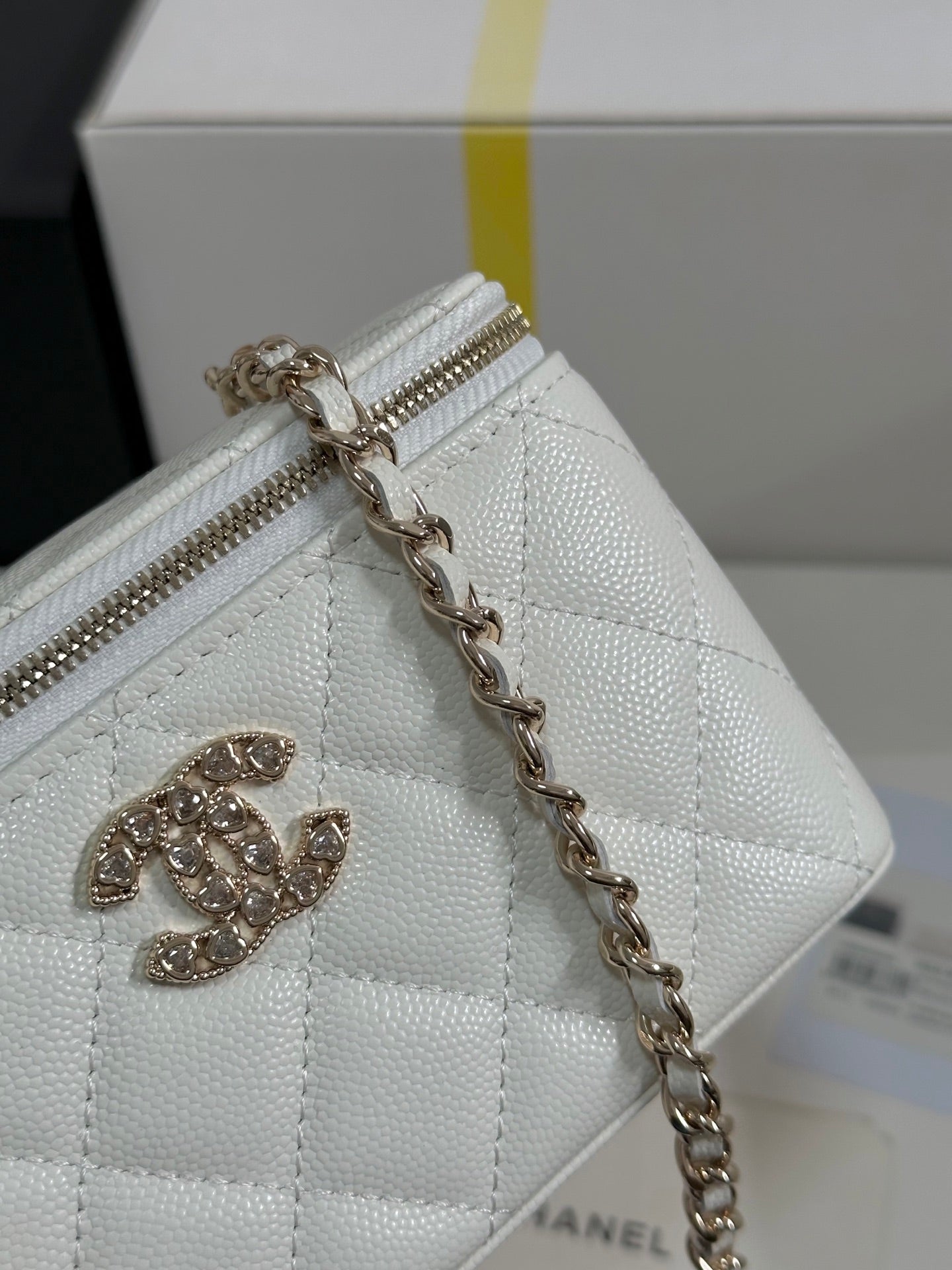 CC 25C Vanity Case 17cm White Caviar Leather Heart Rhinestone Light Gold Hardware 243421 mysite