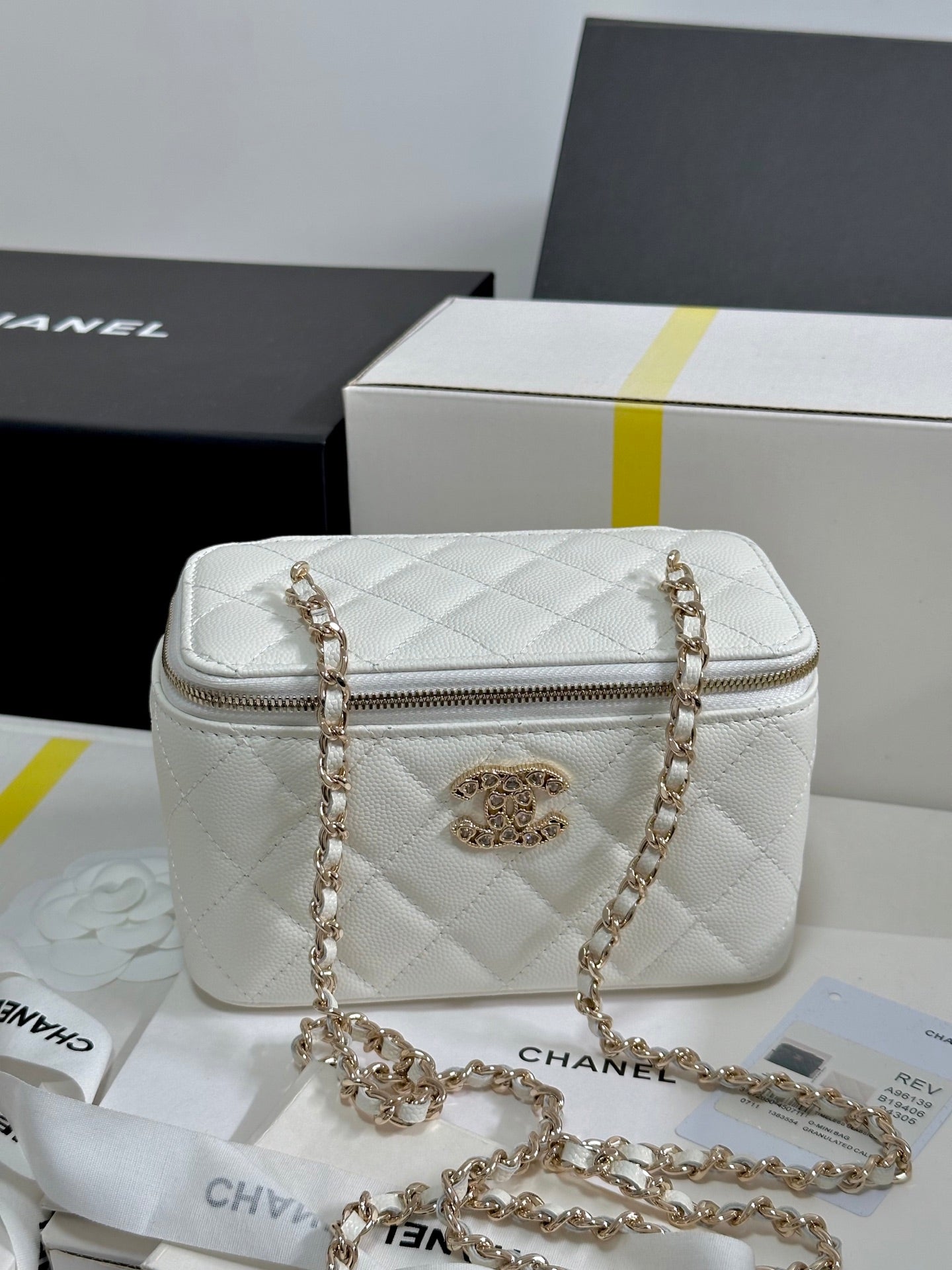 CC 25C Vanity Case 17cm White Caviar Leather Heart Rhinestone Light Gold Hardware 243421 mysite