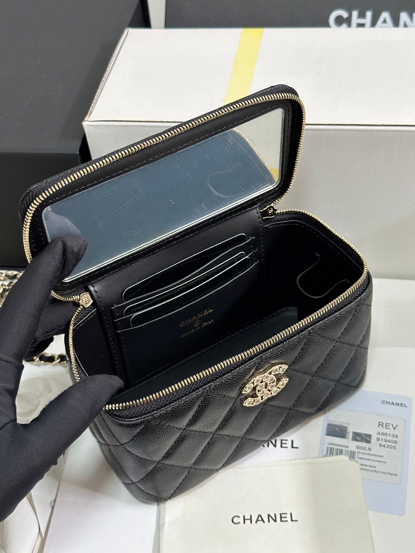 CC 25C Vanity Case 17cm Black Caviar Leather Heart Rhinestone Light Gold Hardware 243427 mysite