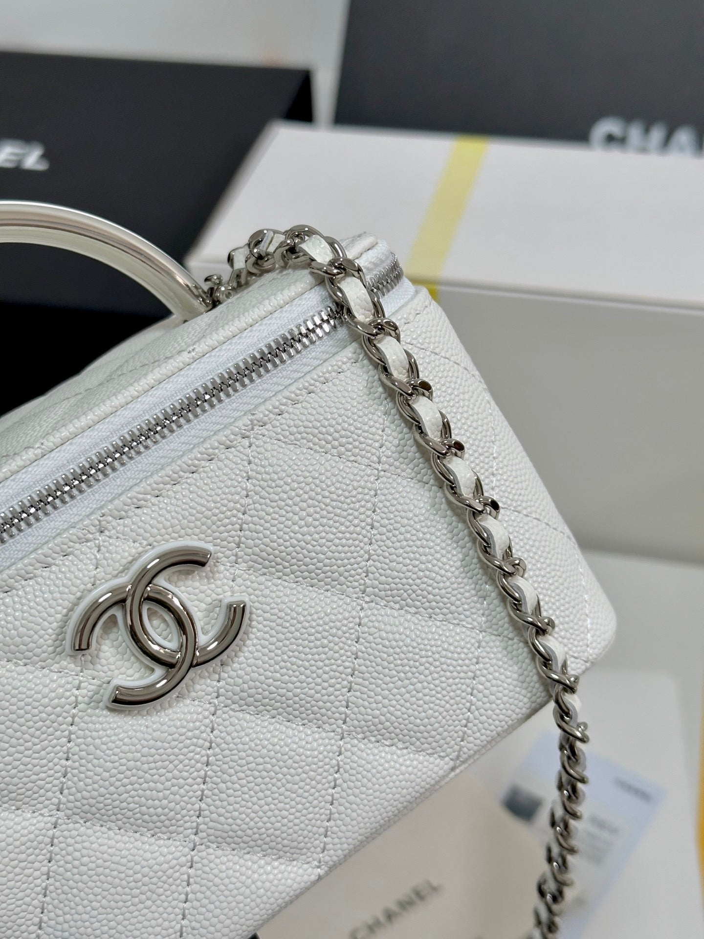 CC 25P Vanity Case 17cm White Leather Silver Hardware 243460 mysite