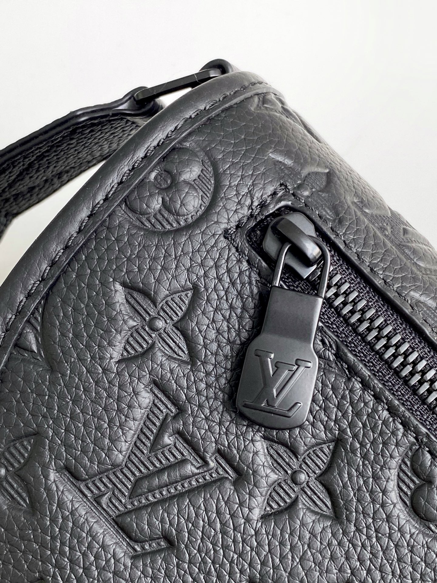 LV Pulse Messenger 26.6cm Black Monogram Shadow embossed calfskin mysite