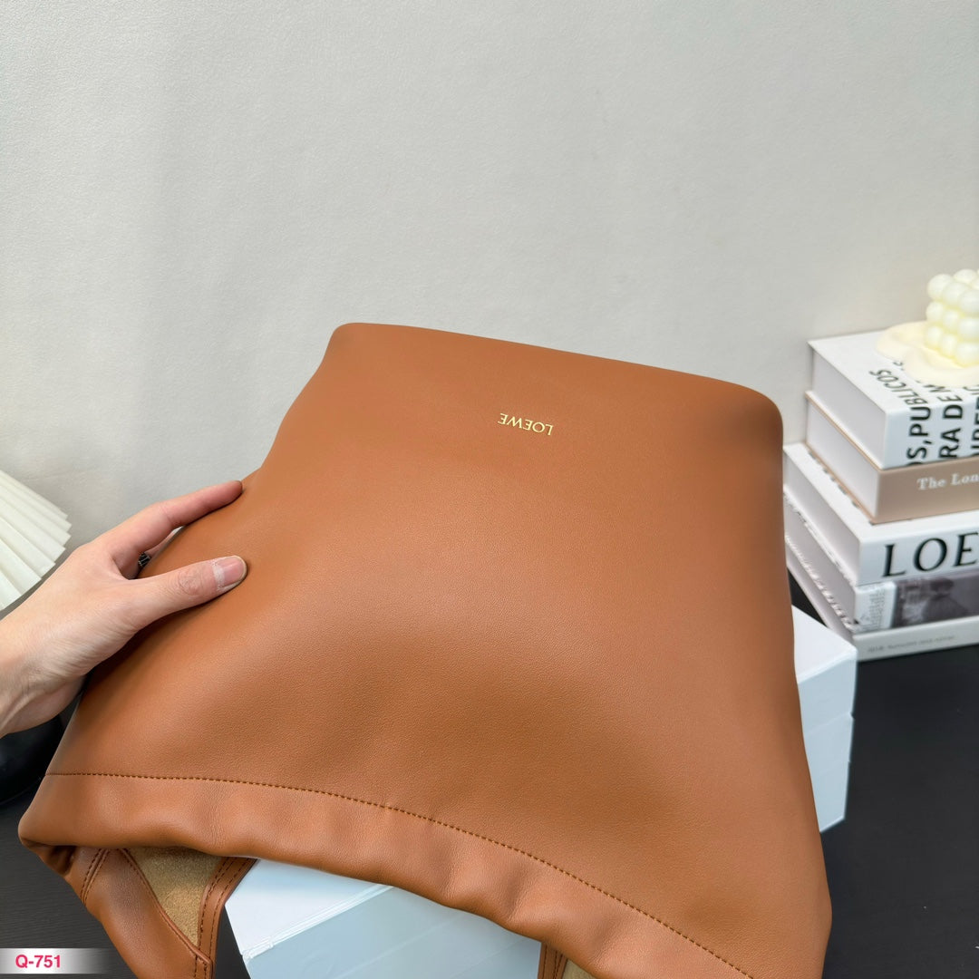 LOE SMALL SQUEEZE 34 BAG IN OAK NAPPA LAMBSKIN mysite