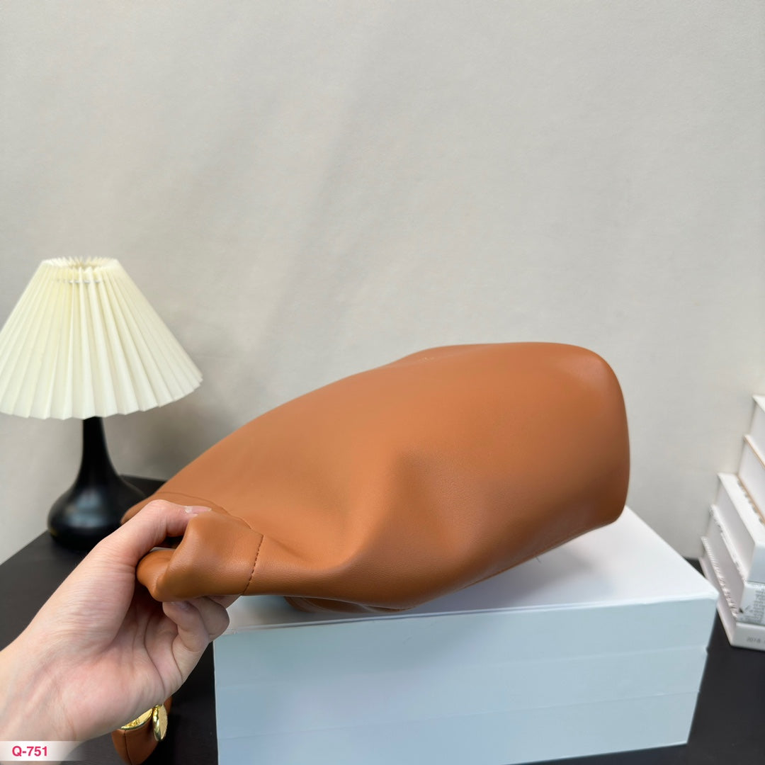 LOE SMALL SQUEEZE 34 BAG IN OAK NAPPA LAMBSKIN mysite