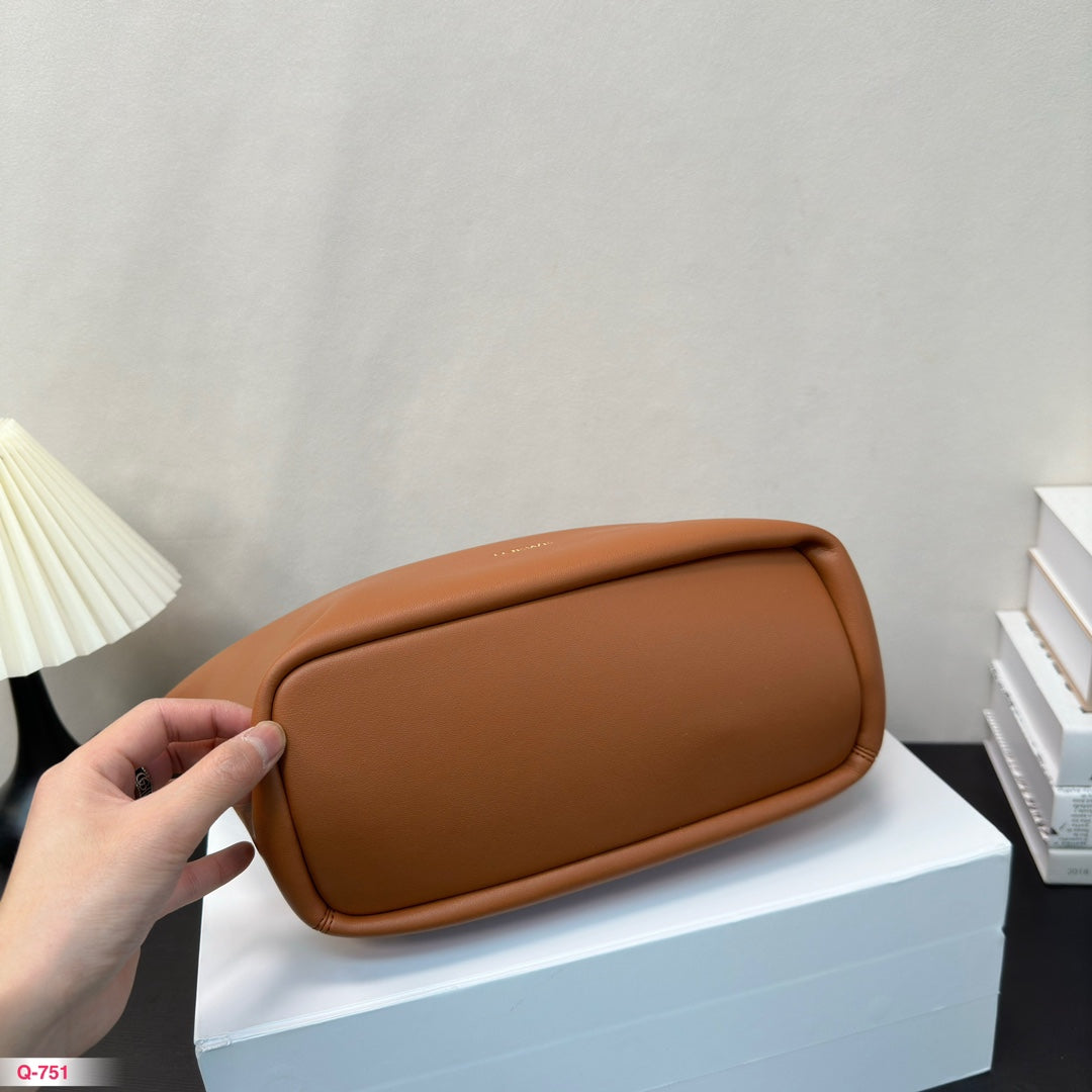 LOE SMALL SQUEEZE 34 BAG IN OAK NAPPA LAMBSKIN mysite