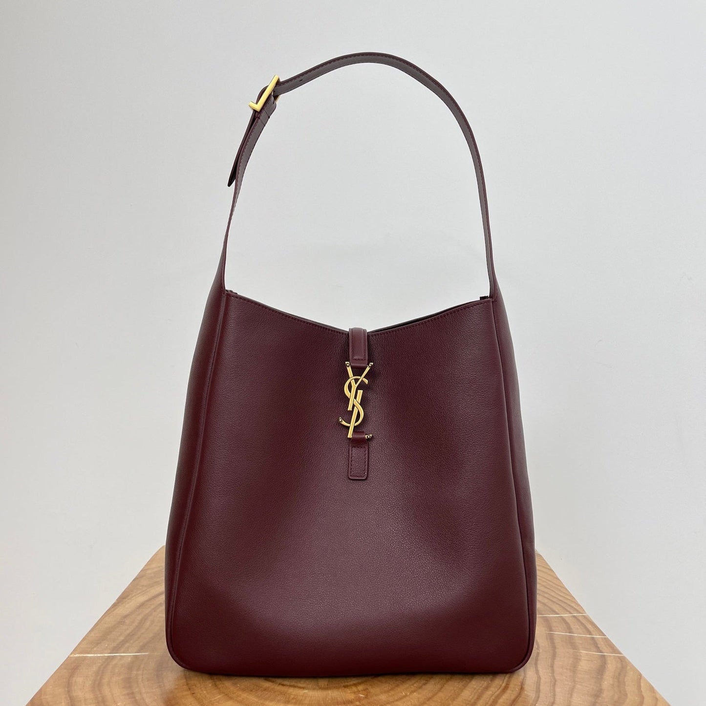 LE 5 À 7 LARGE SUPPLE 31 IN WINE RED GRAINED CALFSKIN mysite