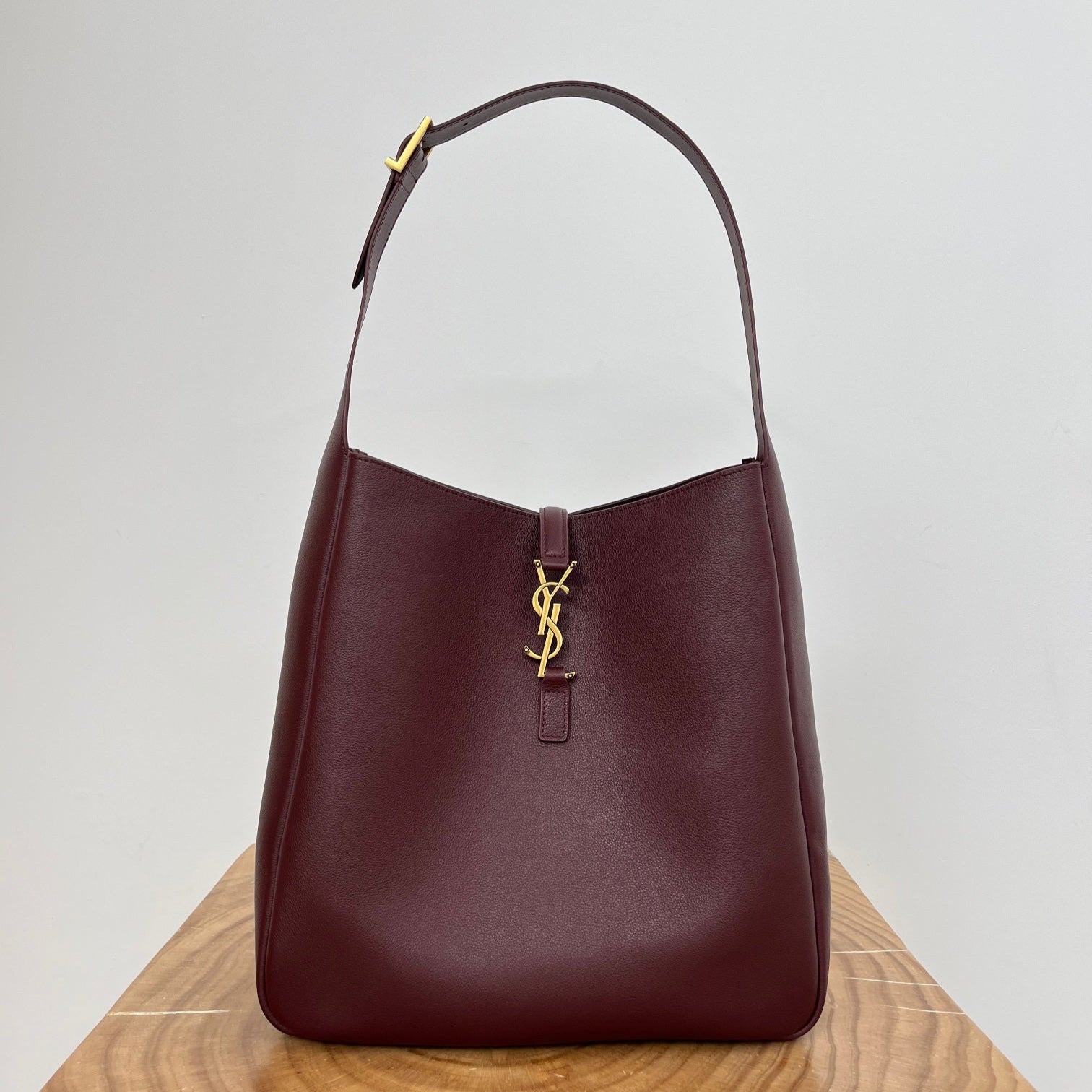 LE 5 À 7 LARGE SUPPLE 31 IN WINE RED GRAINED CALFSKIN mysite