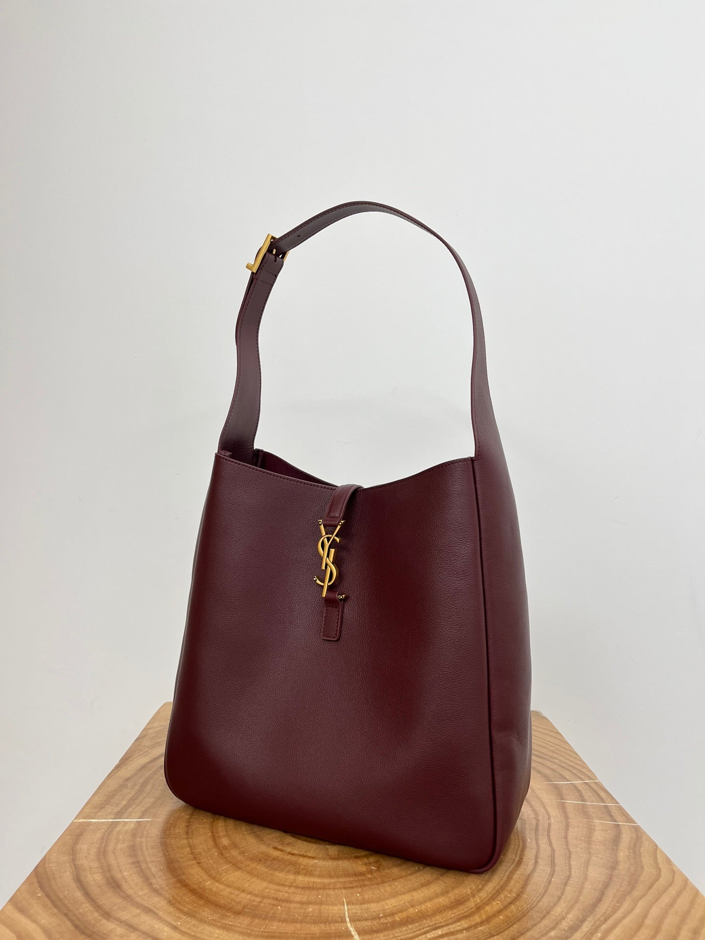 LE 5 À 7 LARGE SUPPLE 31 IN WINE RED GRAINED CALFSKIN mysite