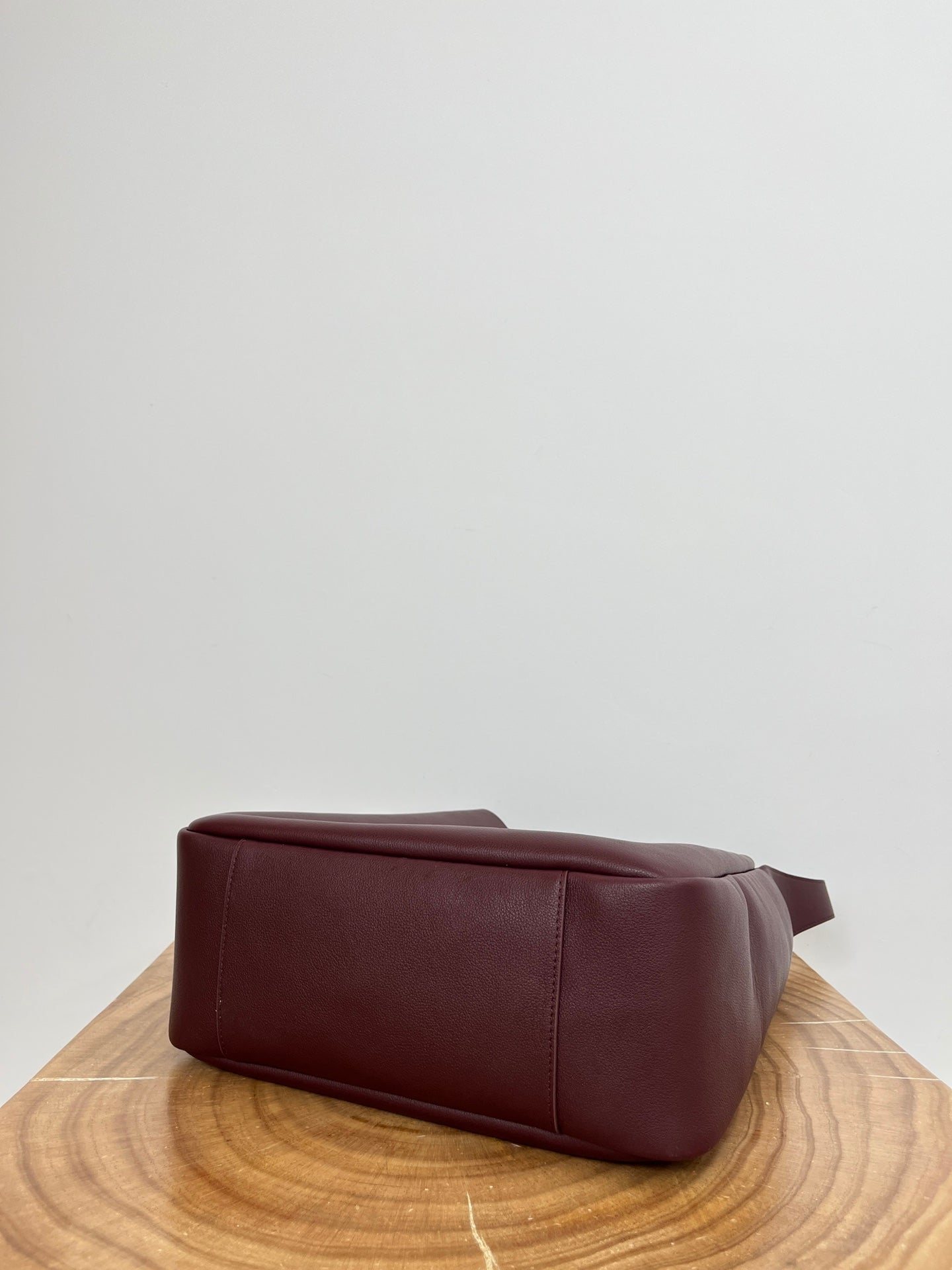 LE 5 À 7 LARGE SUPPLE 31 IN WINE RED GRAINED CALFSKIN mysite