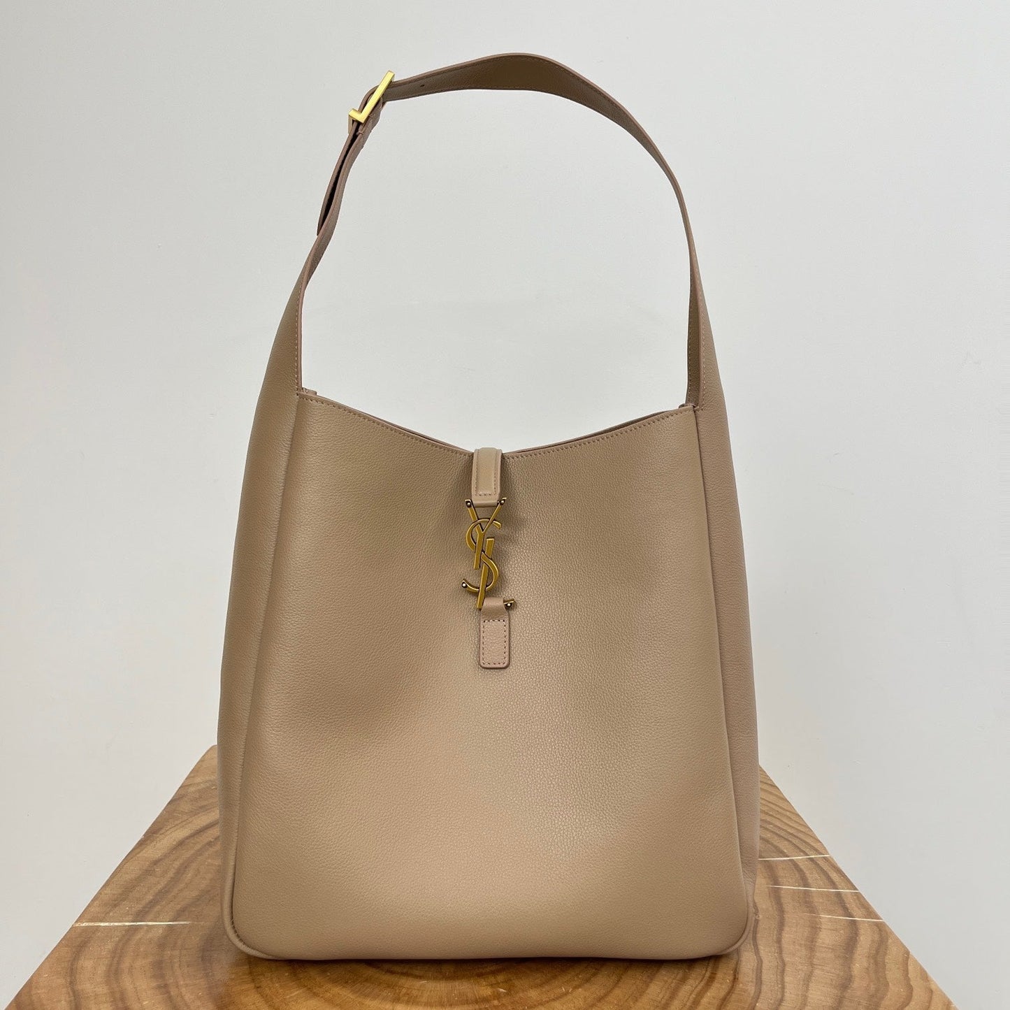 LE 5 À 7 LARGE SUPPLE 31 IN LIGHT BROWN GRAINED CALFSKIN mysite