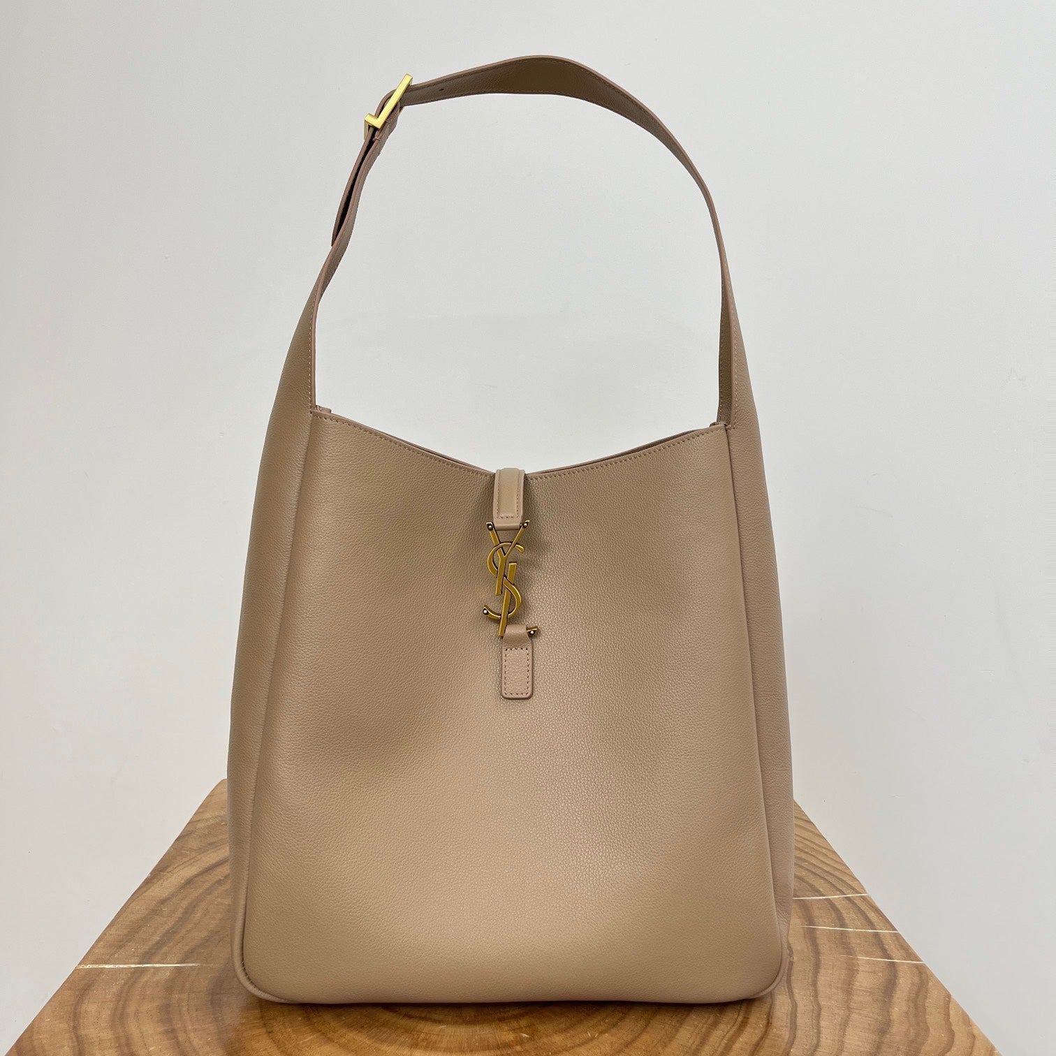 LE 5 À 7 LARGE SUPPLE 31 IN LIGHT BROWN GRAINED CALFSKIN mysite