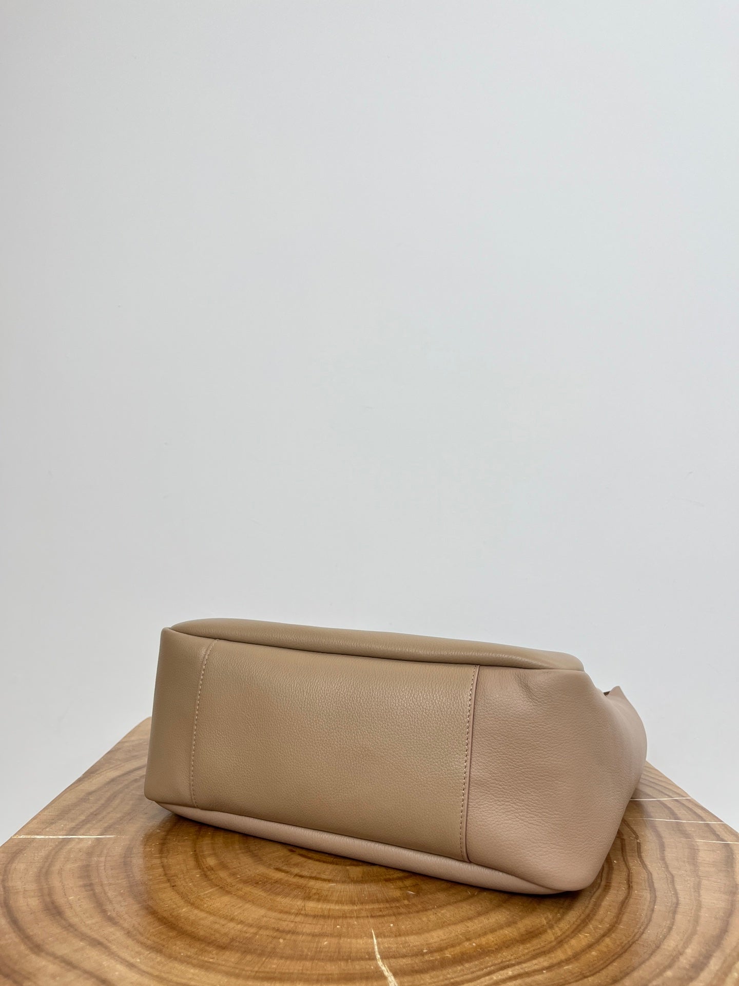 LE 5 À 7 LARGE SUPPLE 31 IN LIGHT BROWN GRAINED CALFSKIN mysite