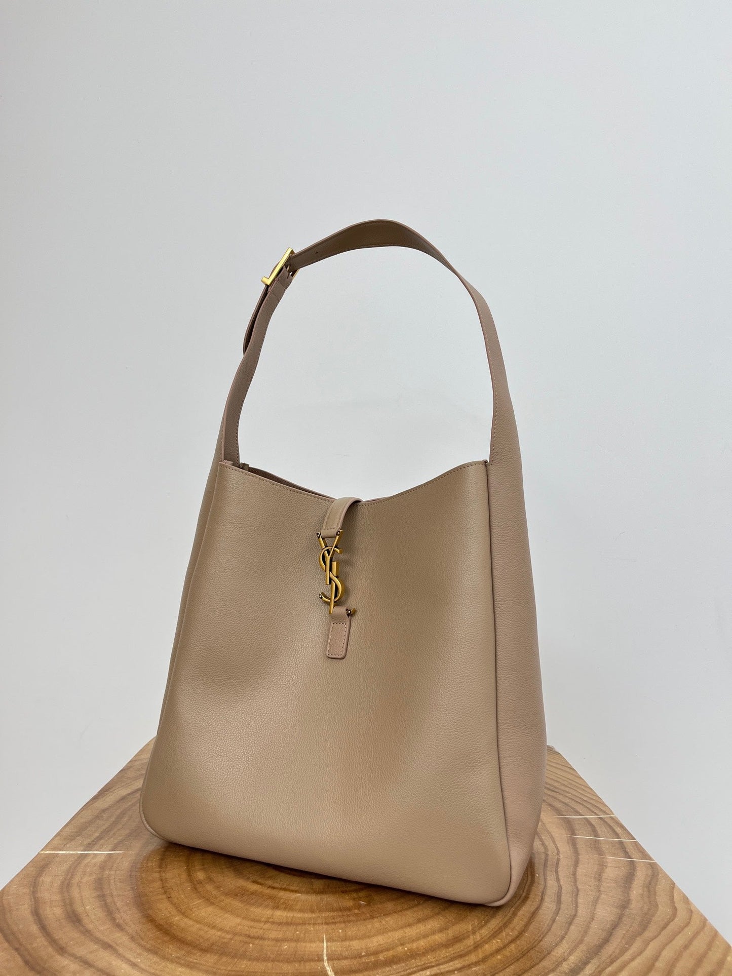 LE 5 À 7 LARGE SUPPLE 31 IN LIGHT BROWN GRAINED CALFSKIN mysite