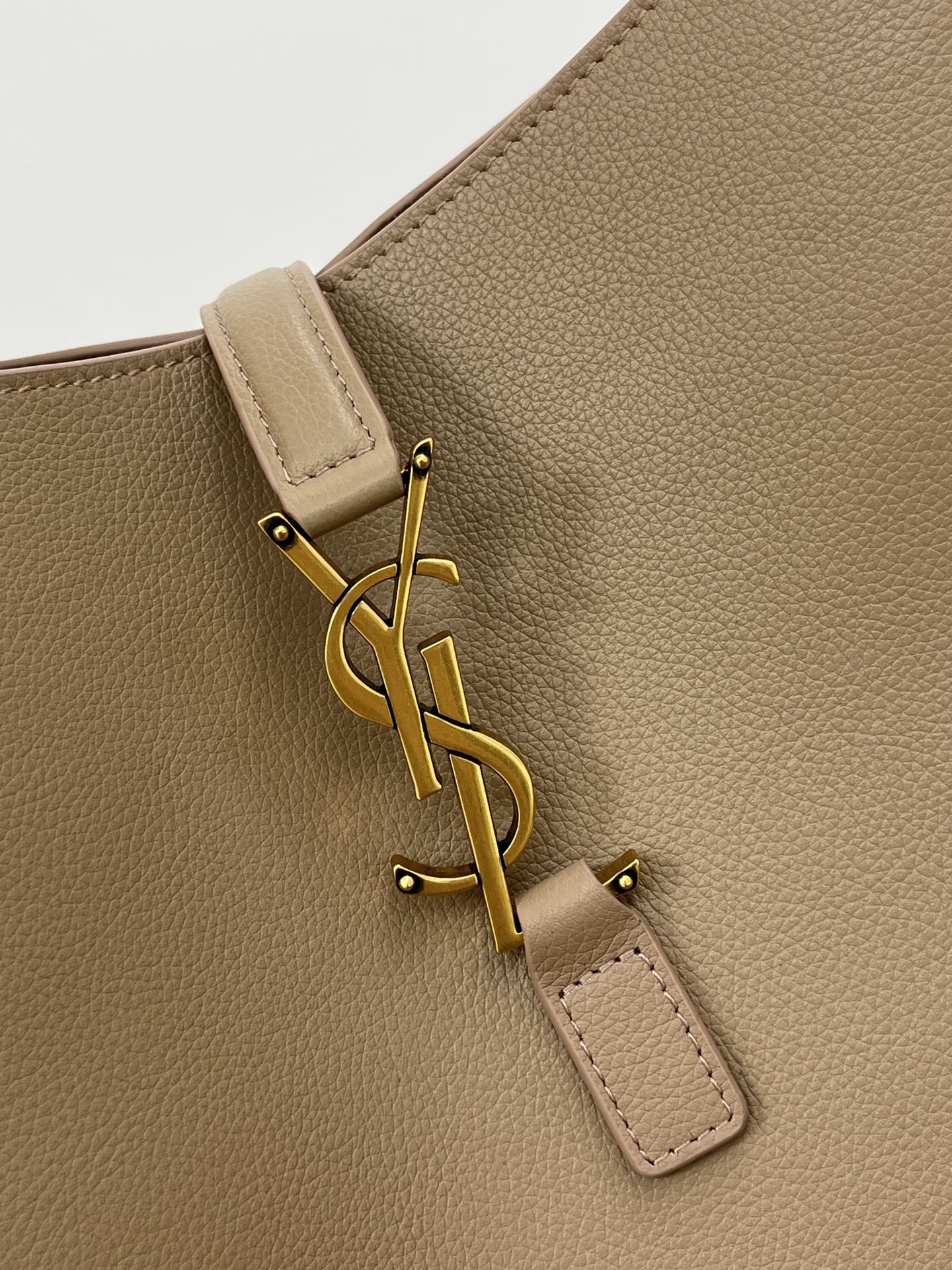 LE 5 À 7 LARGE SUPPLE 31 IN LIGHT BROWN GRAINED CALFSKIN mysite