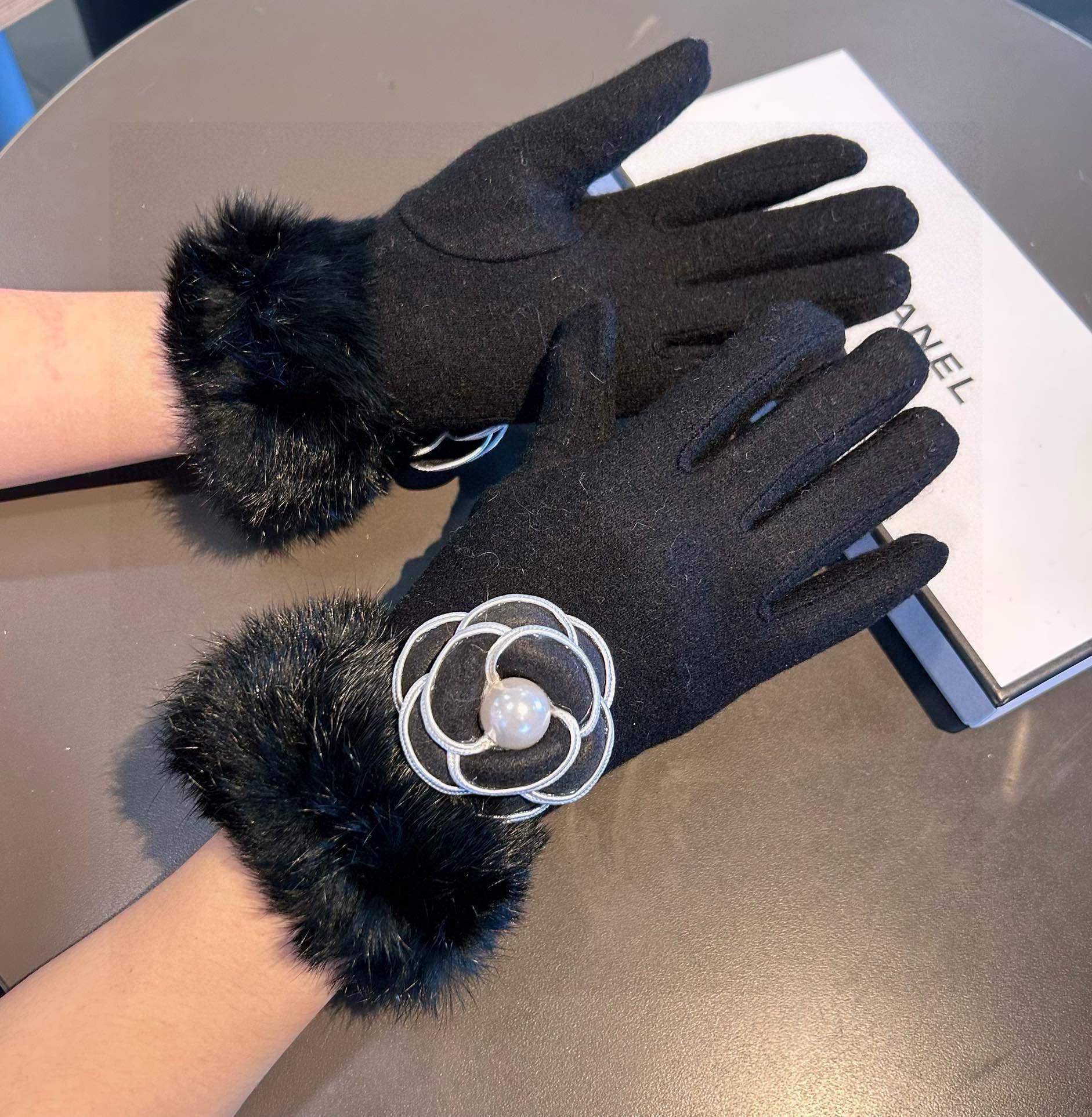 GLOVES IN BLACK WOOL WITH RABBIT FUR 439141 mysite