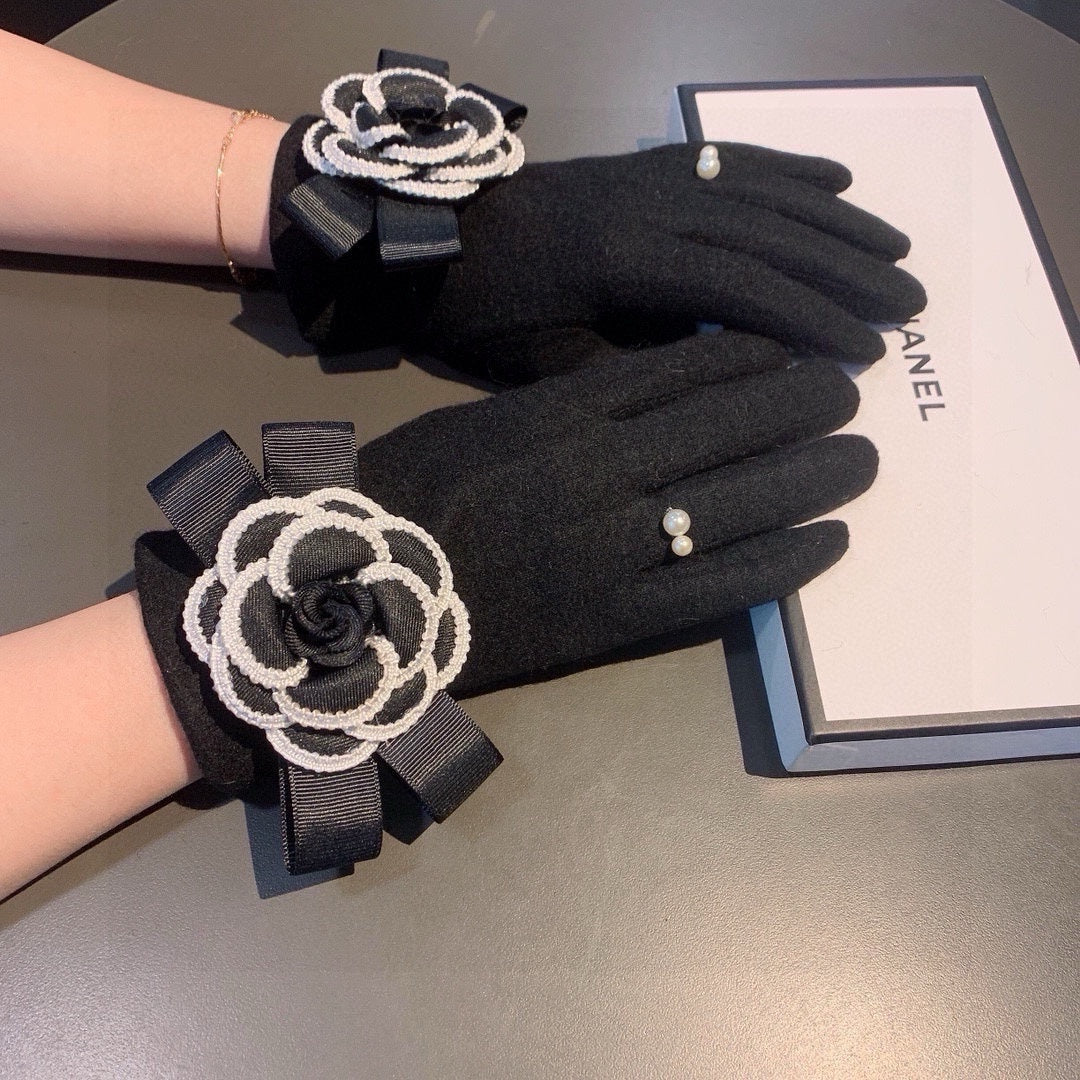GLOVES IN BLACK WOOL WITH FLOWER 456325 mysite