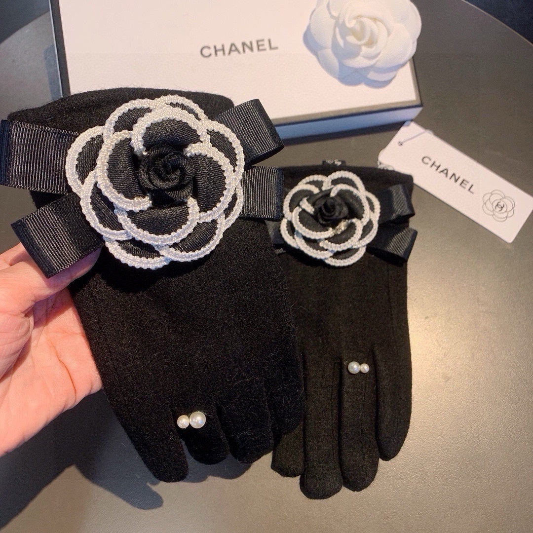 GLOVES IN BLACK WOOL WITH FLOWER 456325 mysite