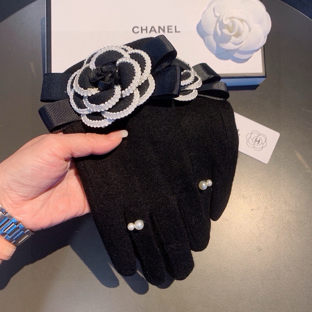 GLOVES IN BLACK WOOL WITH FLOWER 456325 mysite