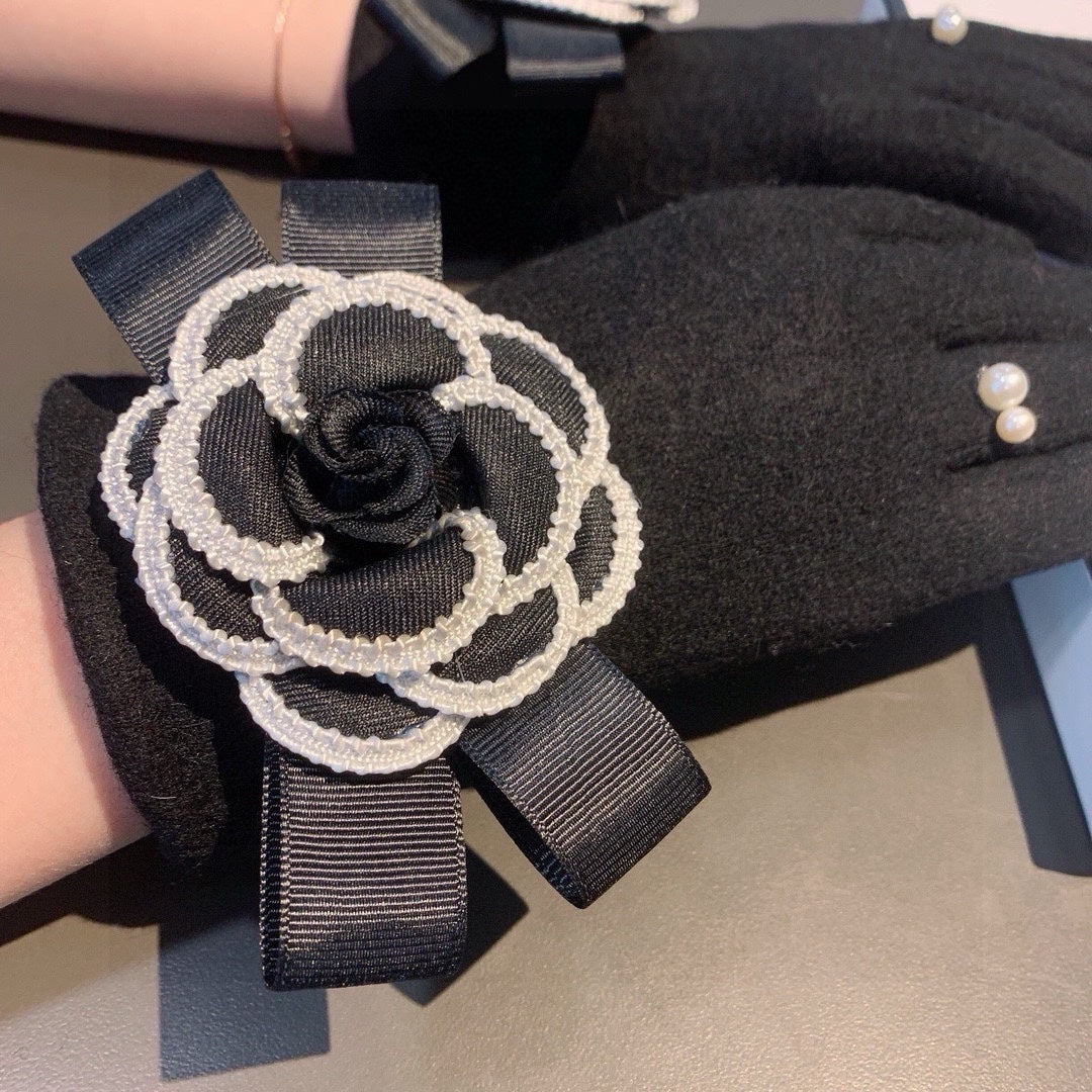 GLOVES IN BLACK WOOL WITH FLOWER 456325 mysite