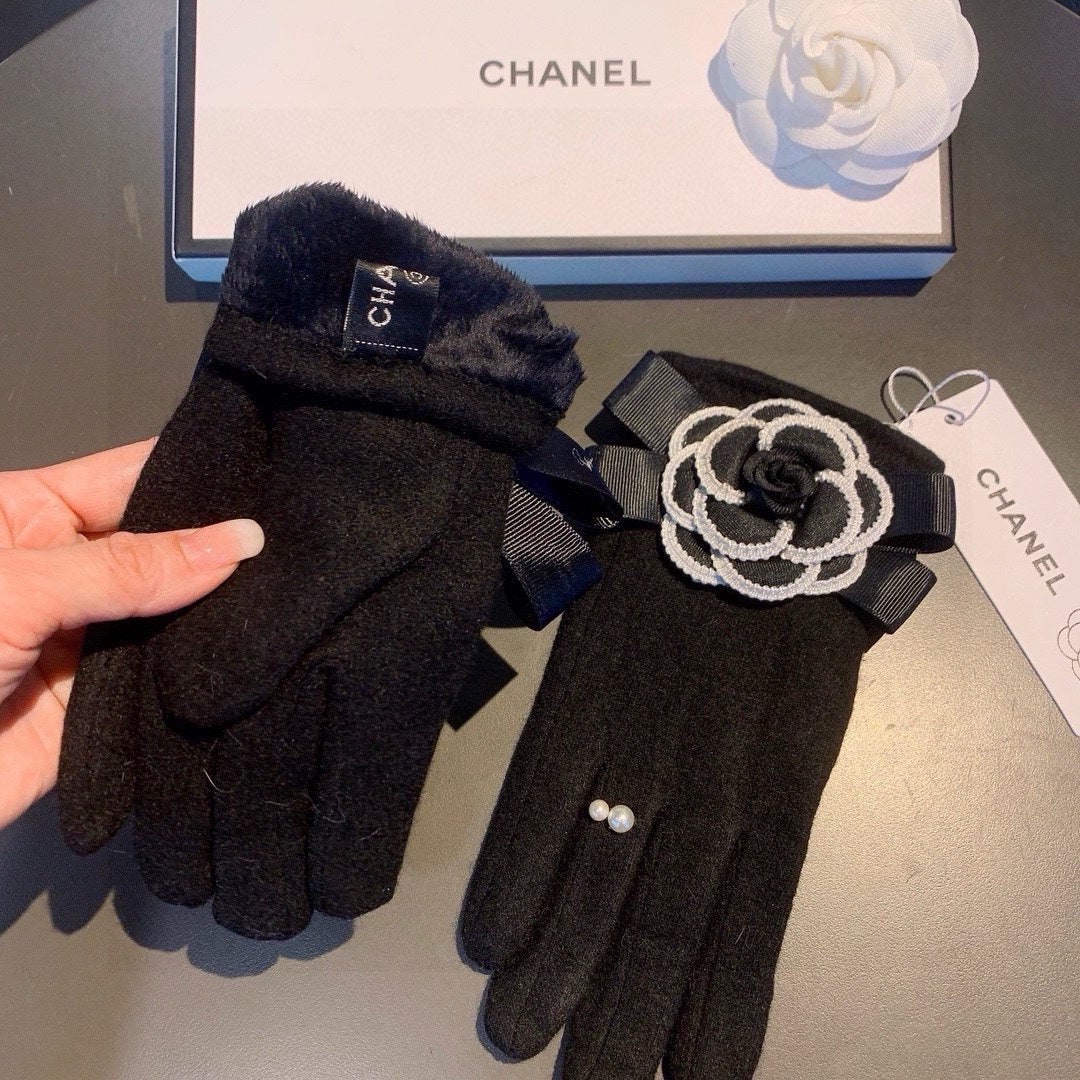 GLOVES IN BLACK WOOL WITH FLOWER 456325 mysite