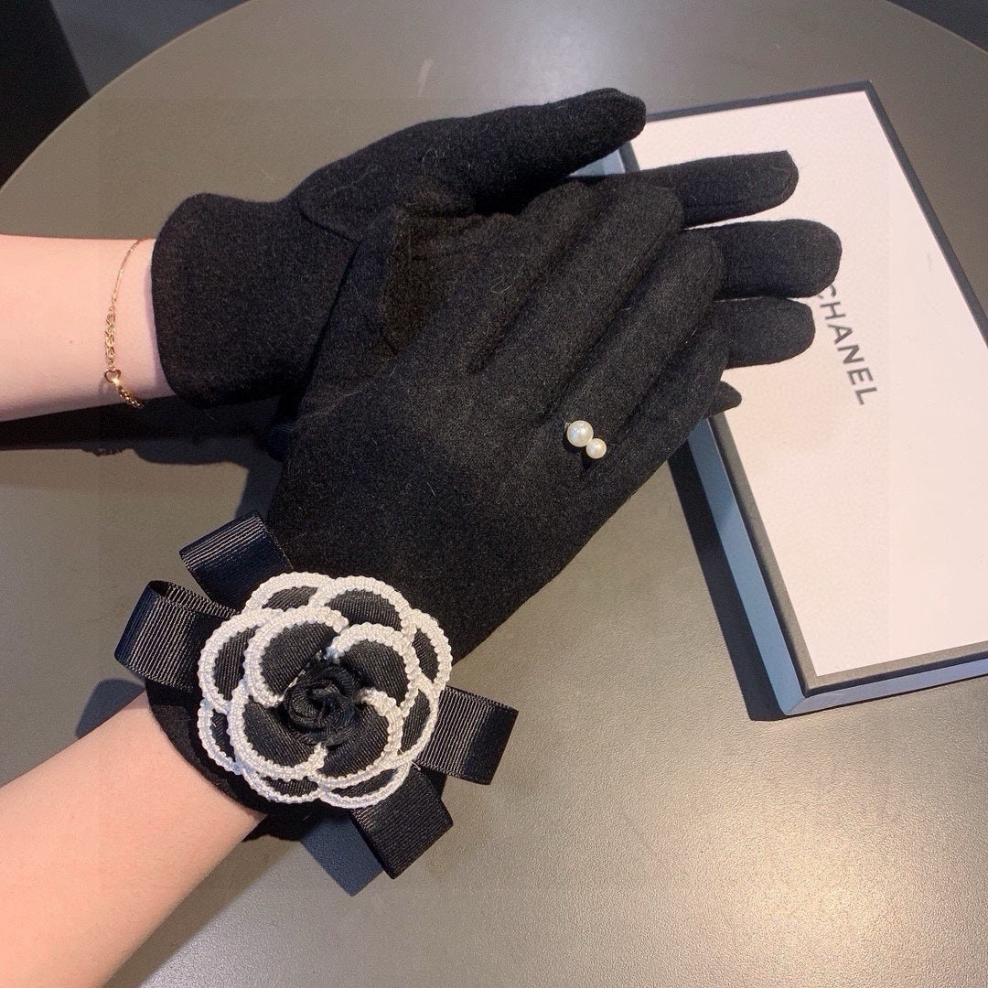 GLOVES IN BLACK WOOL WITH FLOWER 456325 mysite
