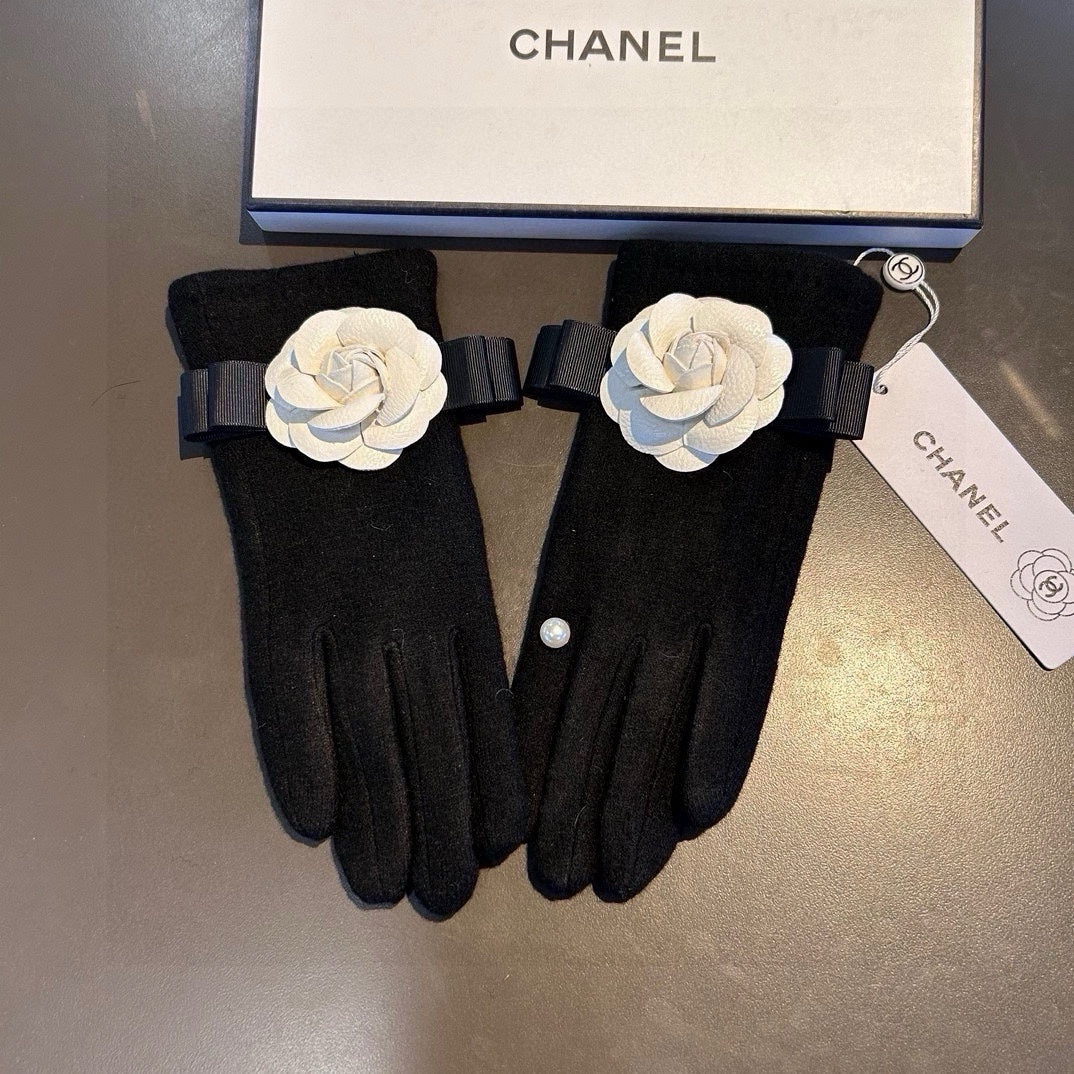 GLOVES IN BLACK WOOL WITH WHITE FLOWER 456326 mysite