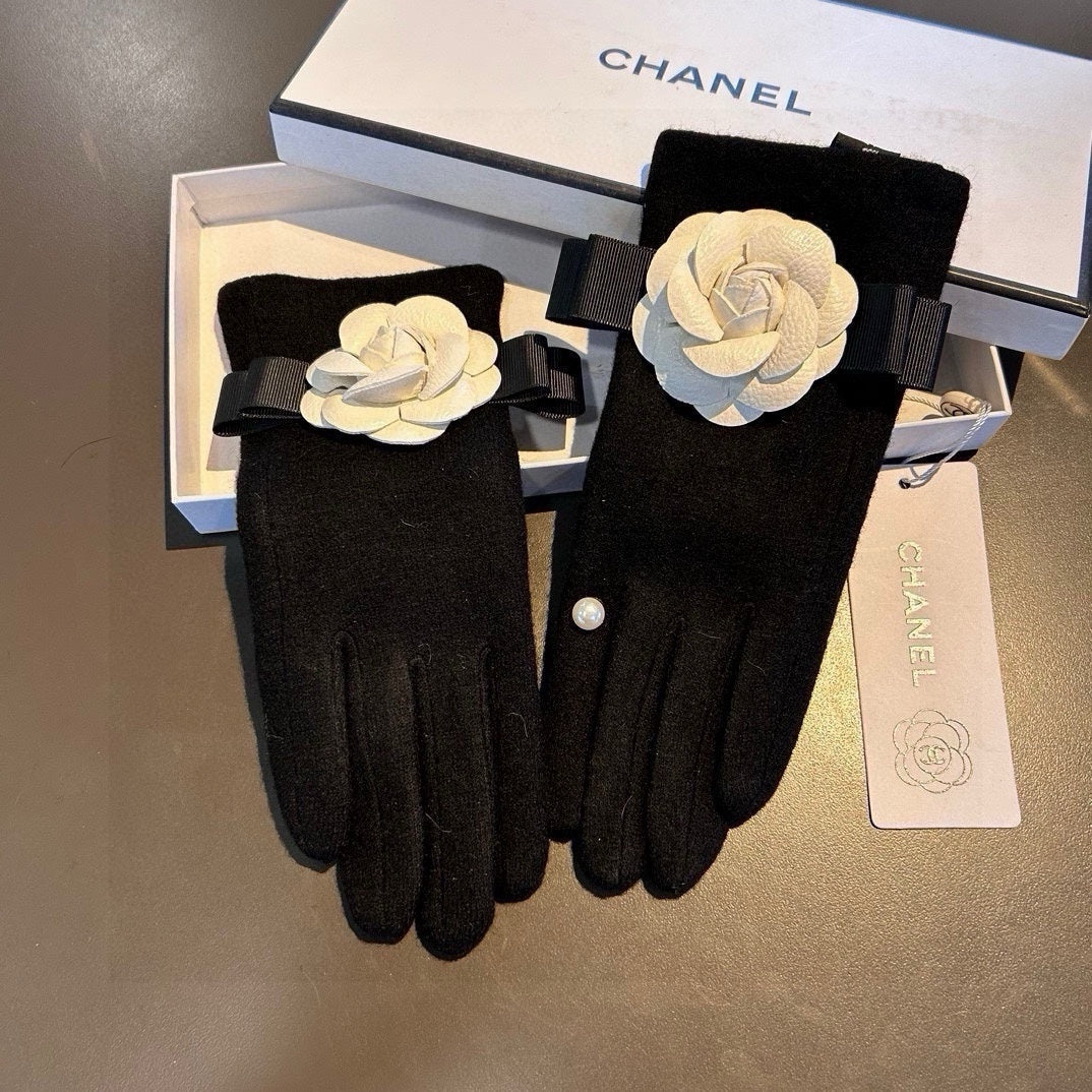 GLOVES IN BLACK WOOL WITH WHITE FLOWER 456326 mysite