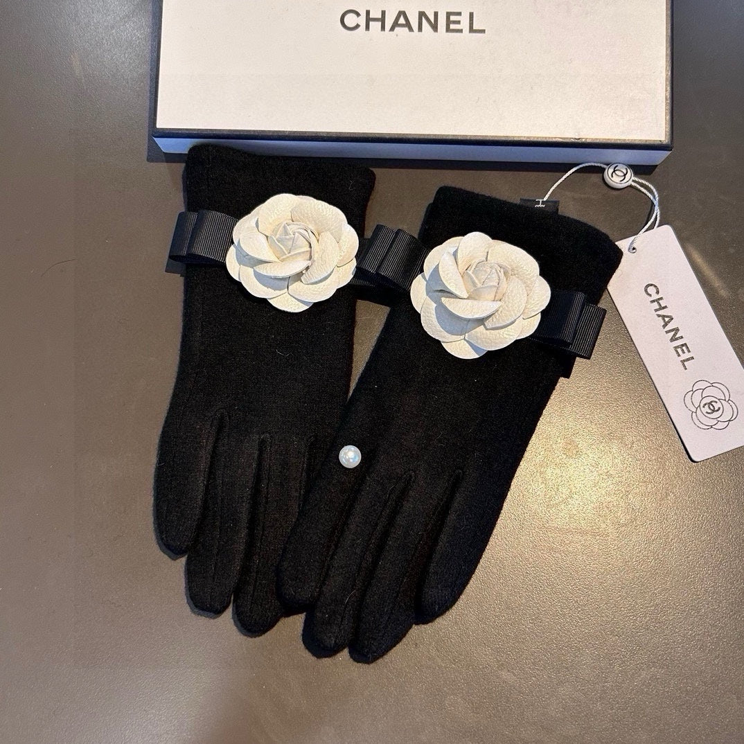 GLOVES IN BLACK WOOL WITH WHITE FLOWER 456326 mysite