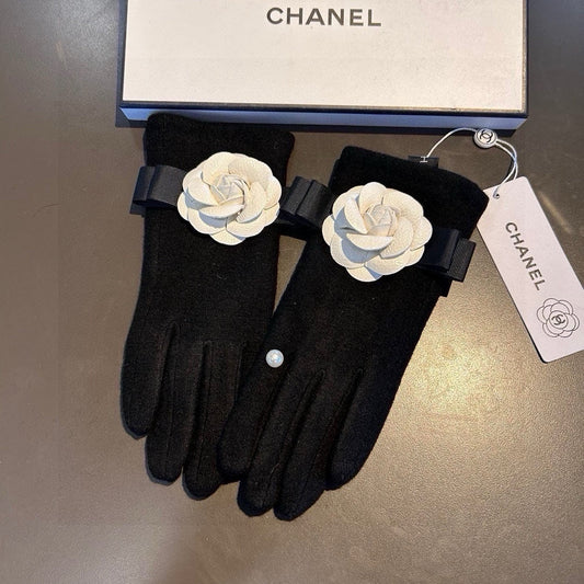 GLOVES IN BLACK WOOL WITH WHITE FLOWER 456326 mysite