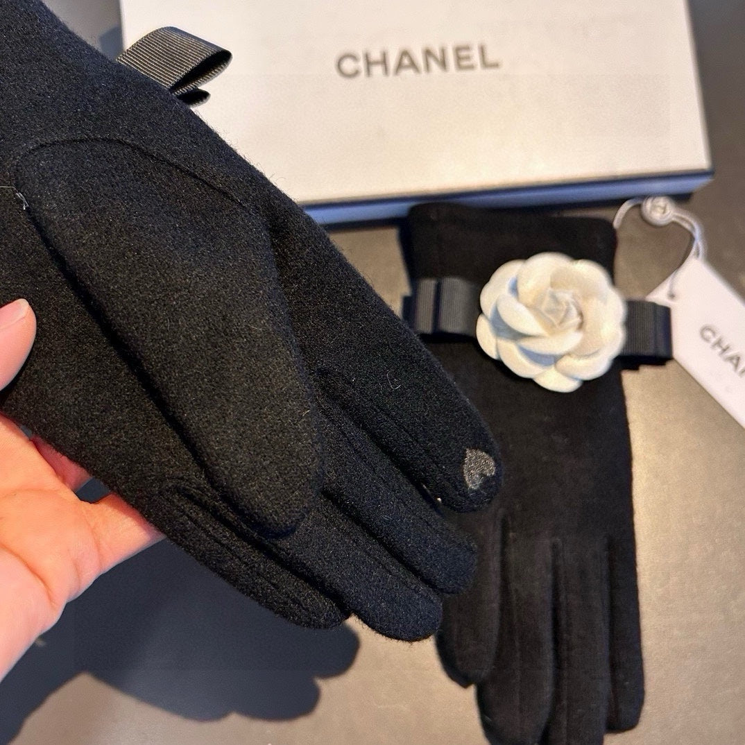 GLOVES IN BLACK WOOL WITH WHITE FLOWER 456326 mysite