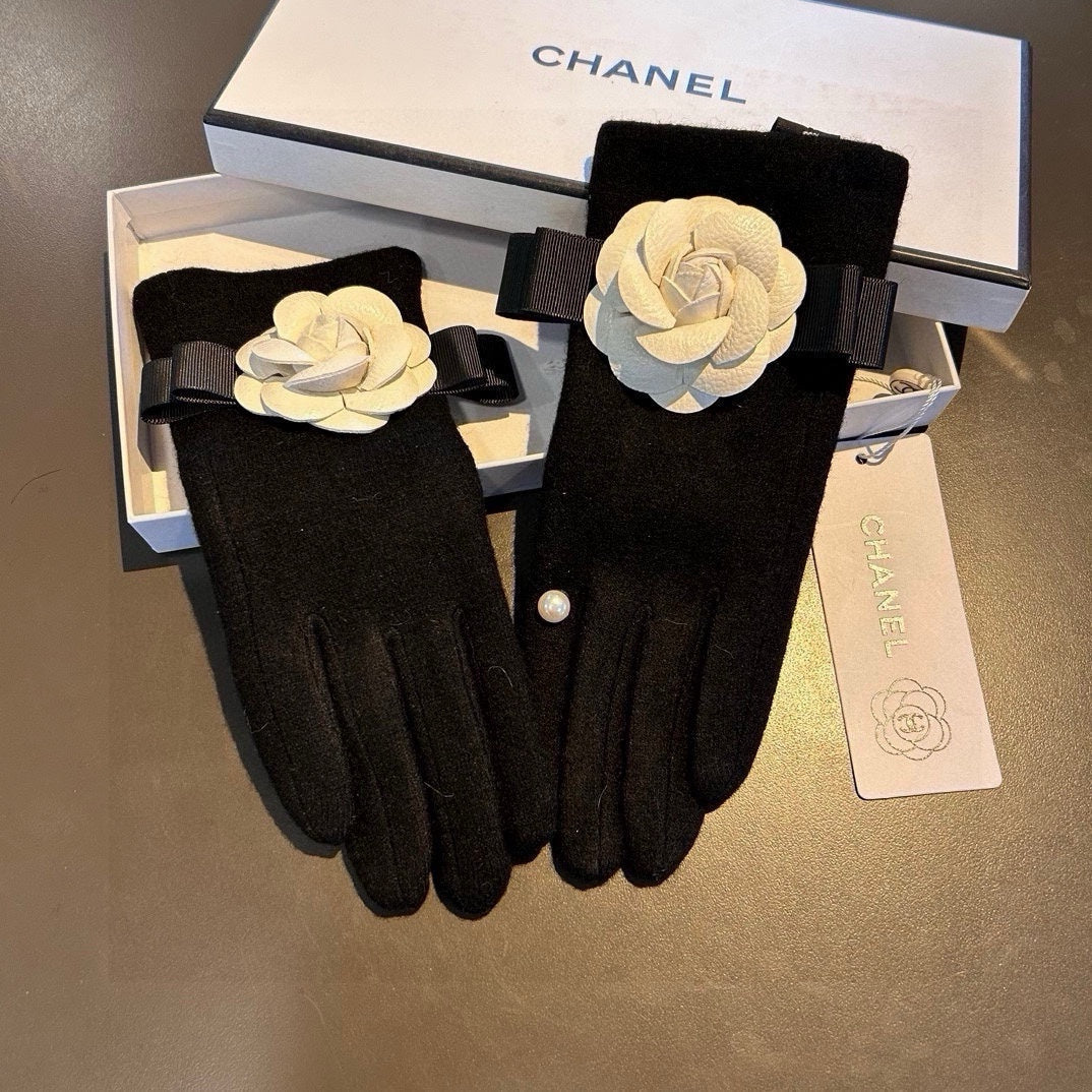 GLOVES IN BLACK WOOL WITH WHITE FLOWER 456326 mysite