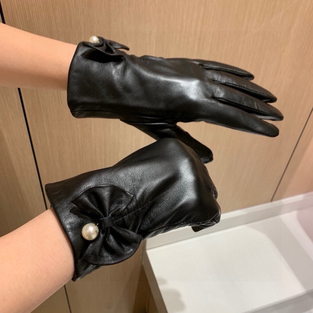 TOUCHSCREEN GLOVES IN BLACK LAMBSKIN WITH GOLD LOGO 462264 mysite
