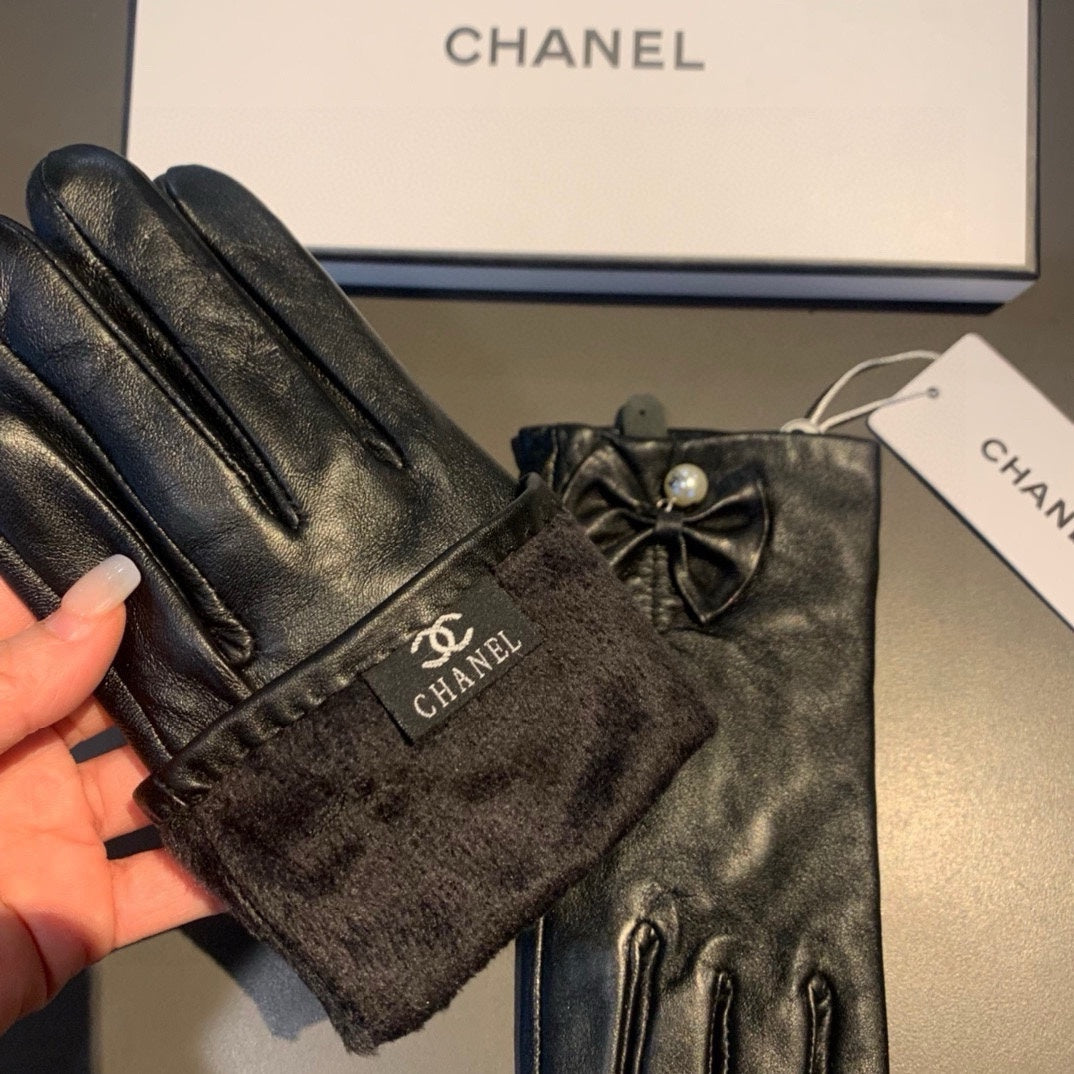 TOUCHSCREEN GLOVES IN BLACK LAMBSKIN WITH GOLD LOGO 462264 mysite