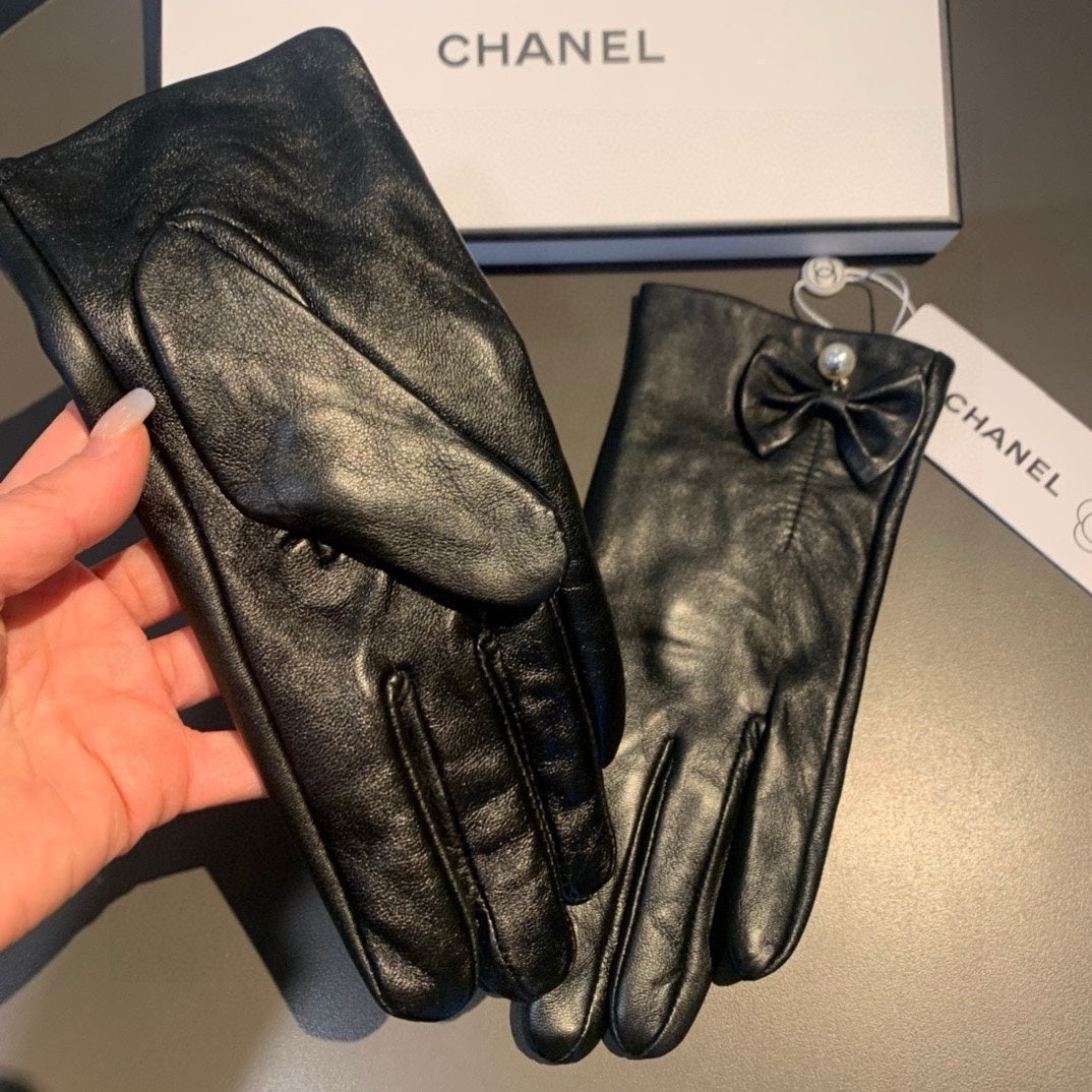 TOUCHSCREEN GLOVES IN BLACK LAMBSKIN WITH GOLD LOGO 462264 mysite