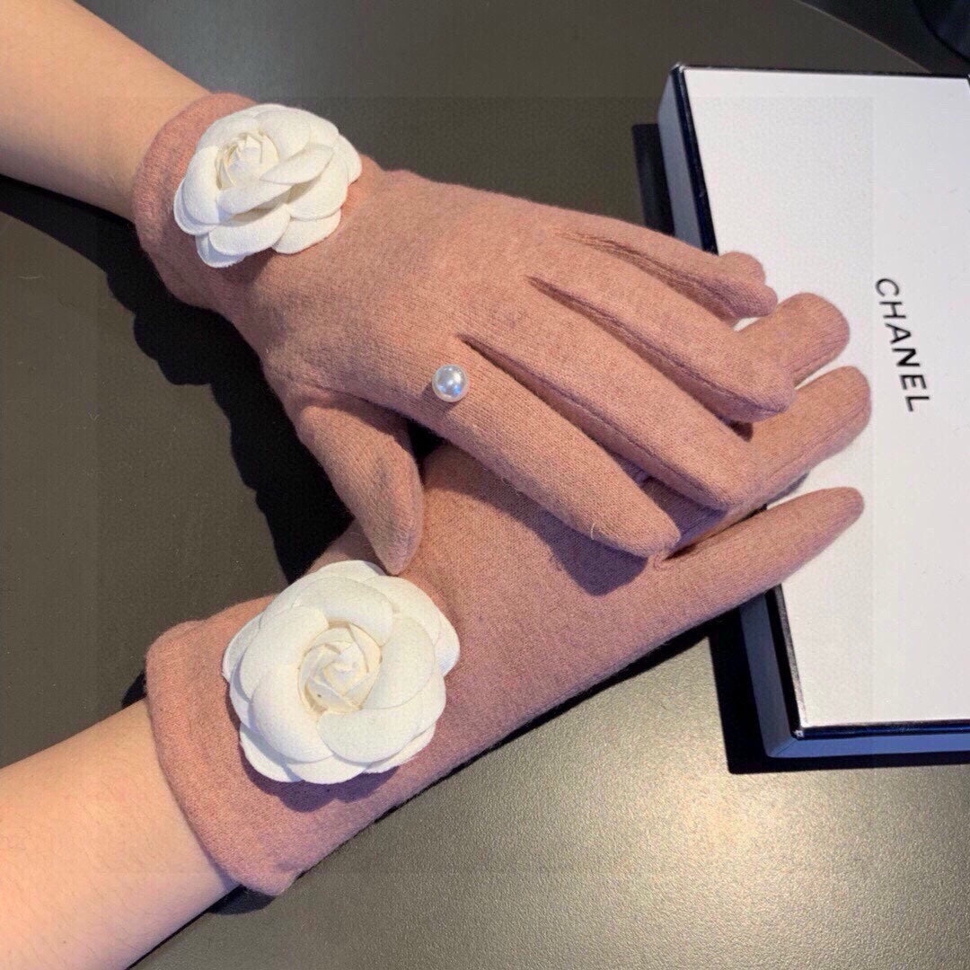 GLOVES IN CREPE PINK WOOL WITH LARGE WHITE FLOWER 464992 mysite