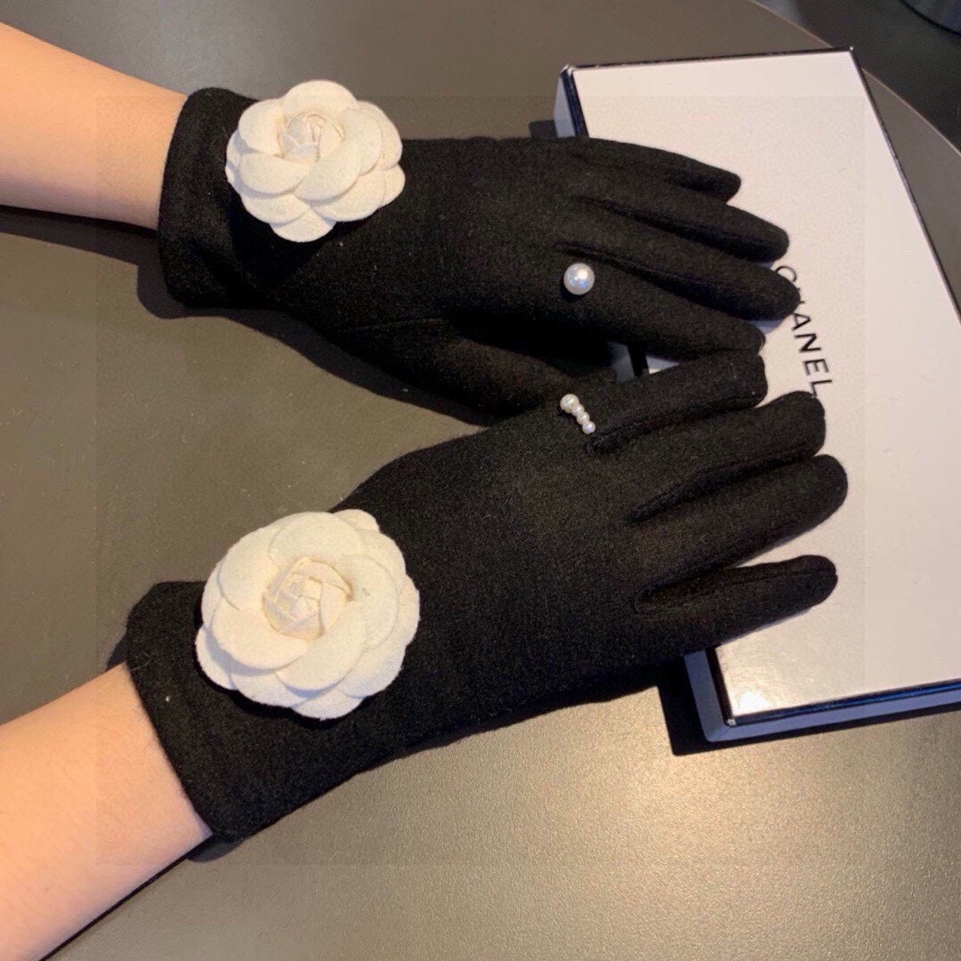GLOVES IN BLACK WOOL WITH LARGE WHITE FLOWER 464993 mysite