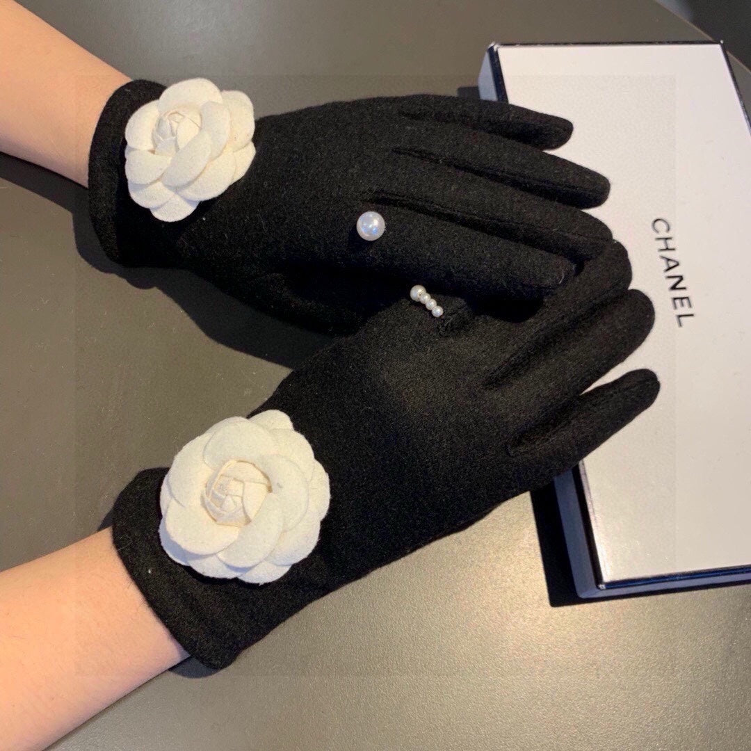 GLOVES IN BLACK WOOL WITH LARGE WHITE FLOWER 464993 mysite