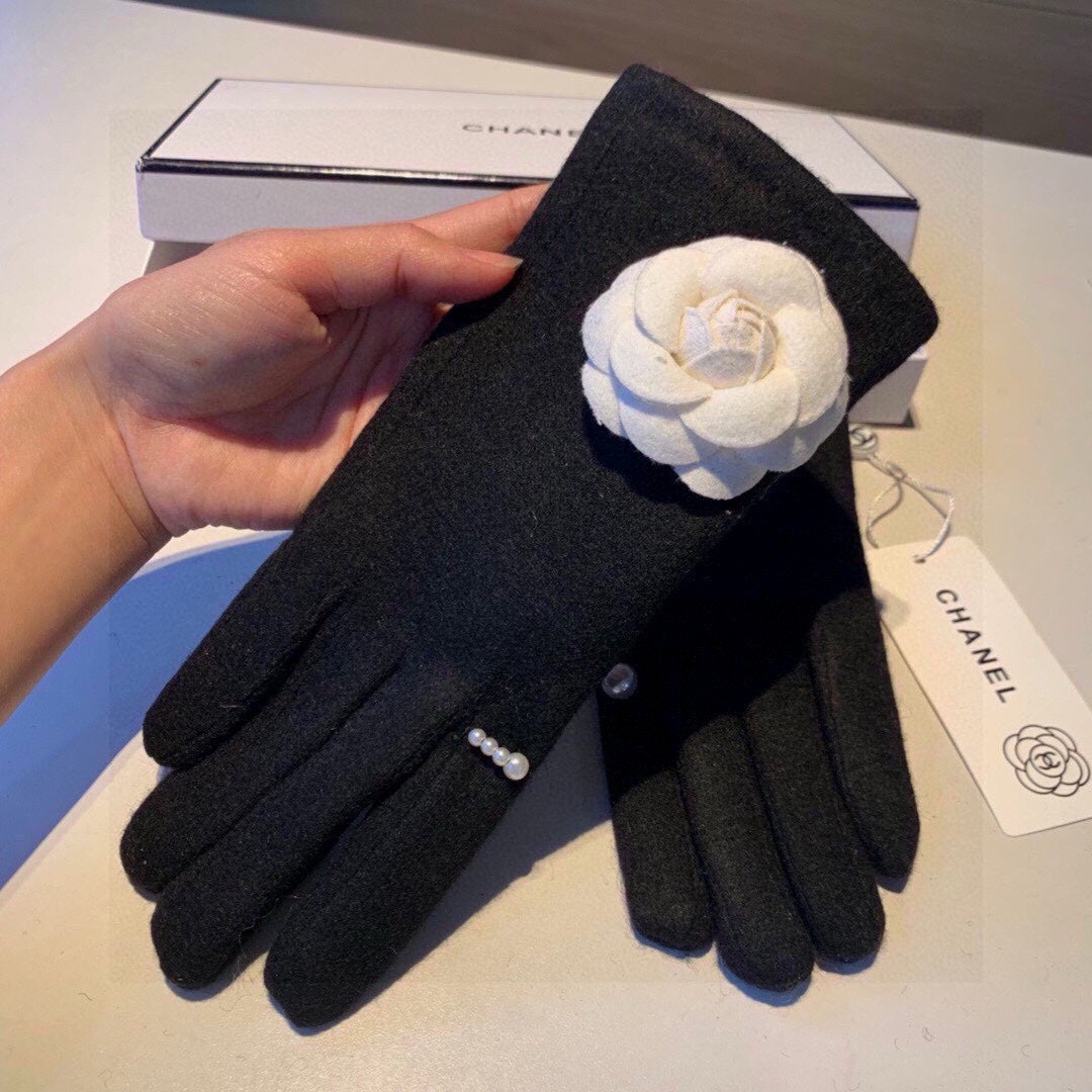 GLOVES IN BLACK WOOL WITH LARGE WHITE FLOWER 464993 mysite