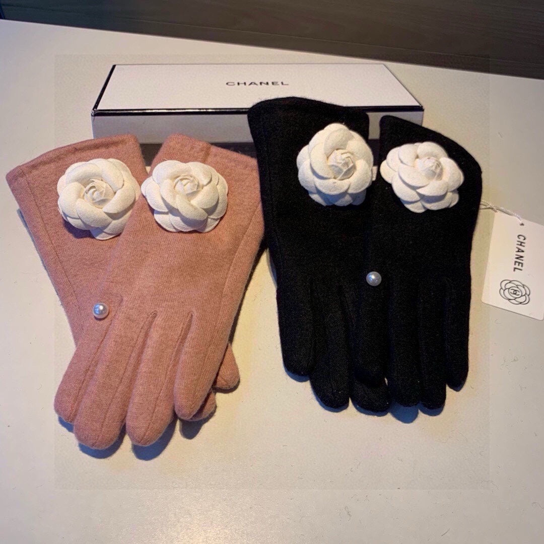 GLOVES IN BLACK WOOL WITH LARGE WHITE FLOWER 464993 mysite