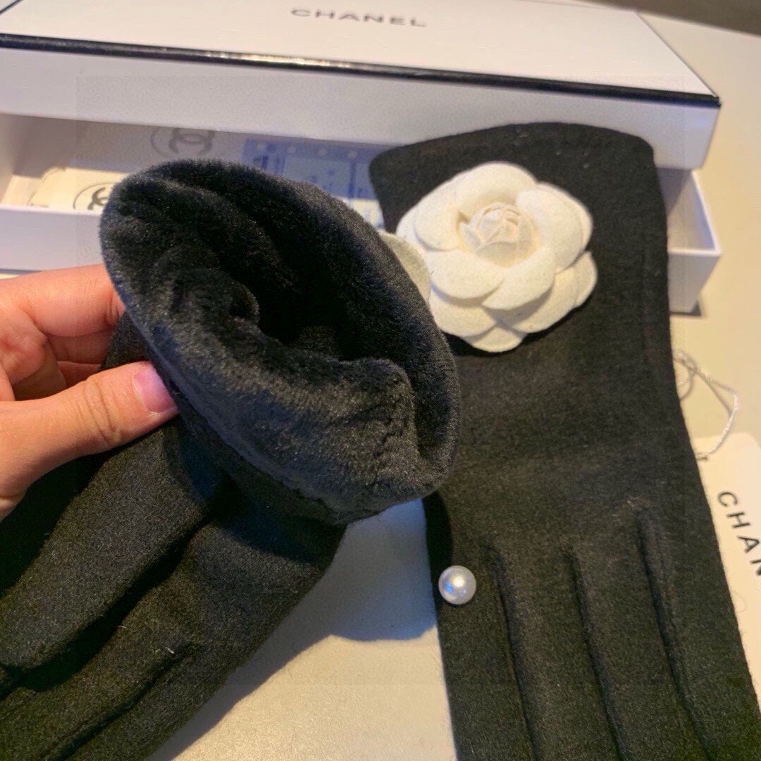 GLOVES IN BLACK WOOL WITH LARGE WHITE FLOWER 464993 mysite