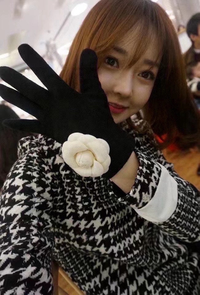GLOVES IN BLACK WOOL WITH LARGE WHITE FLOWER 464993 mysite