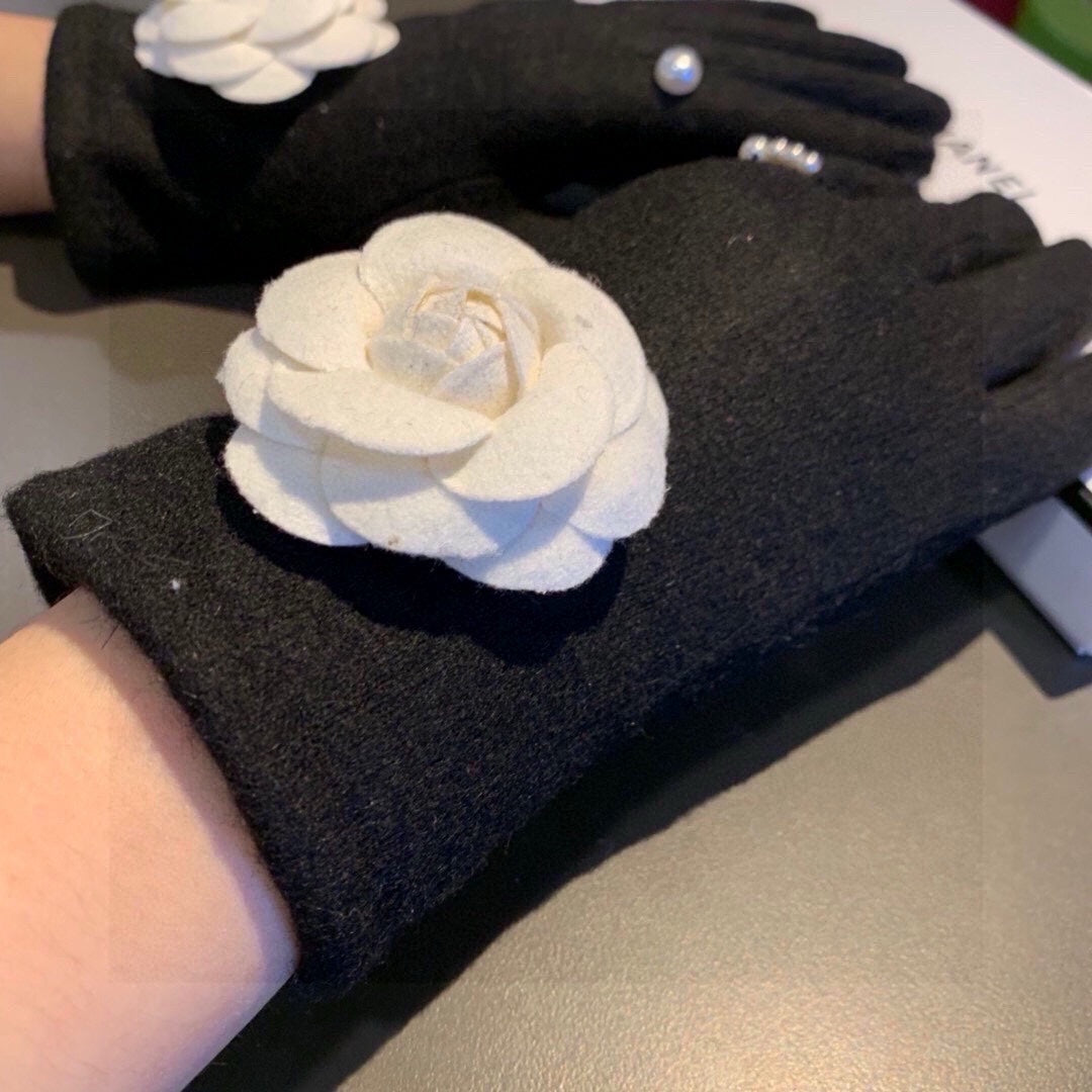 GLOVES IN BLACK WOOL WITH LARGE WHITE FLOWER 464993 mysite