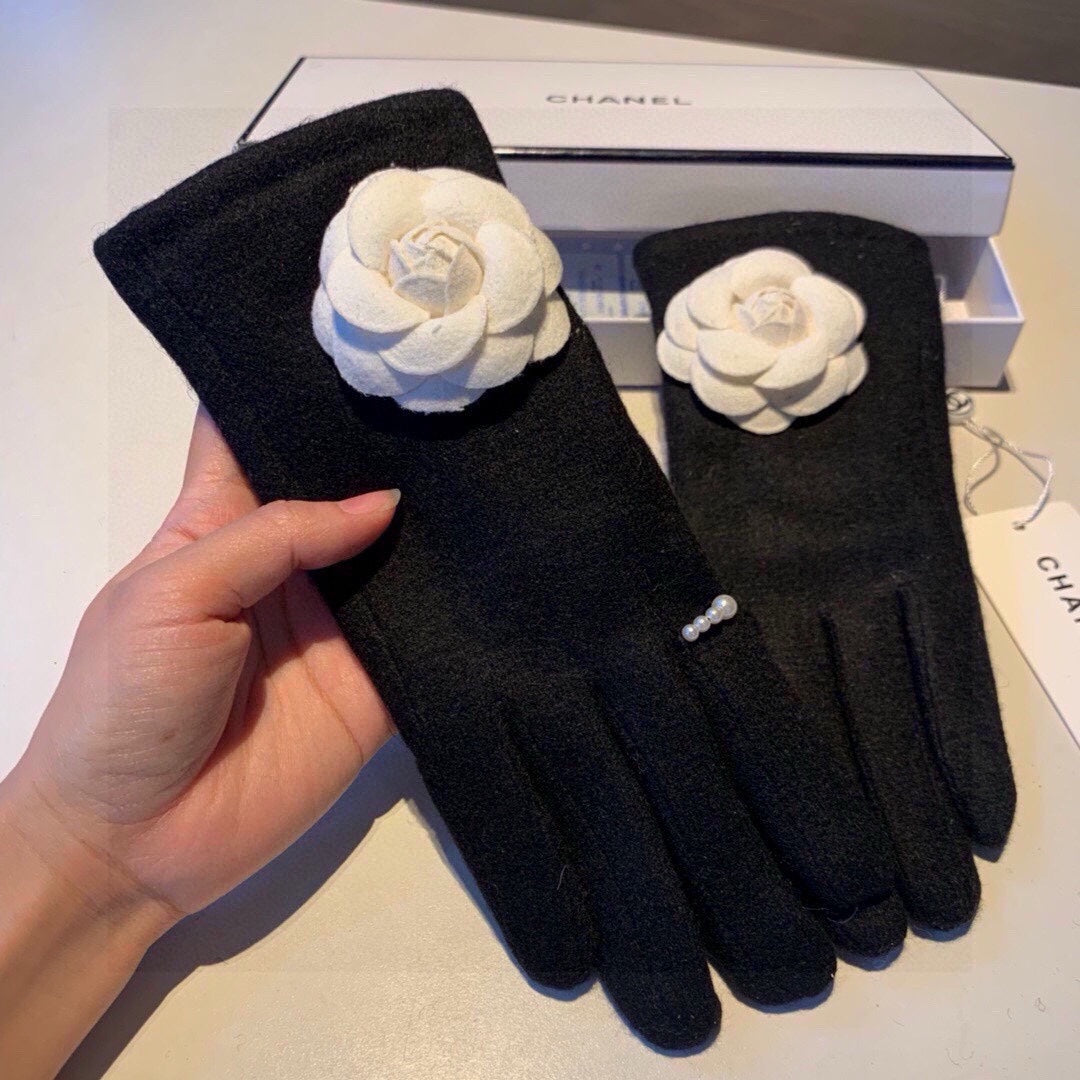 GLOVES IN BLACK WOOL WITH LARGE WHITE FLOWER 464993 mysite