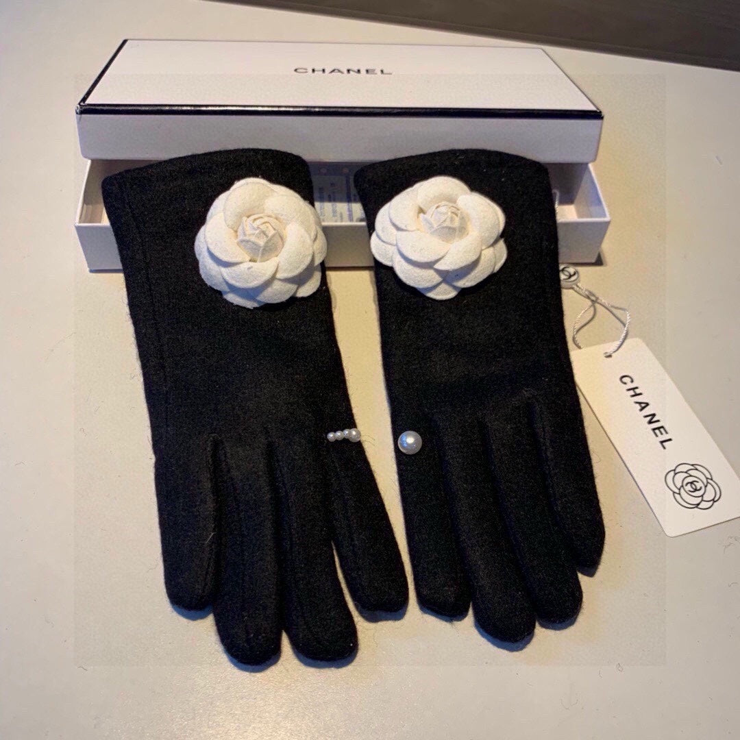 GLOVES IN BLACK WOOL WITH LARGE WHITE FLOWER 464993 mysite