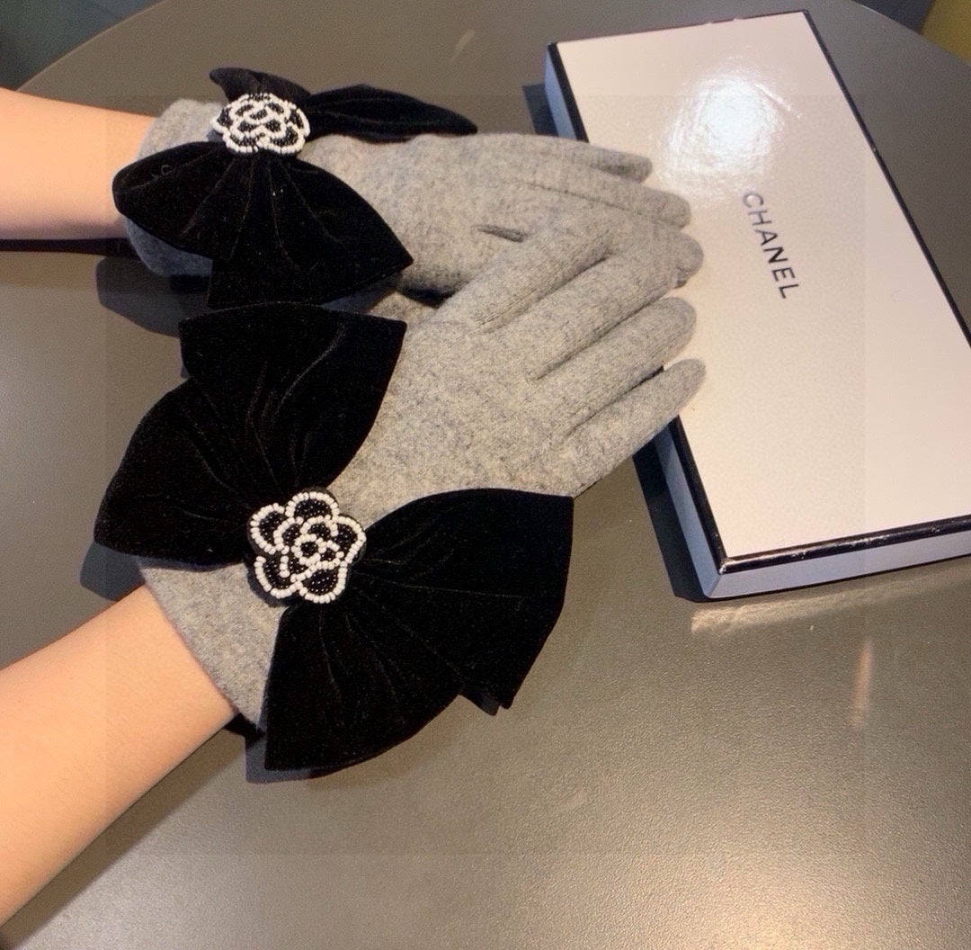 GLOVES IN DOVE GRAY WOOL WITH LARGE BLACK BOW 464994 mysite