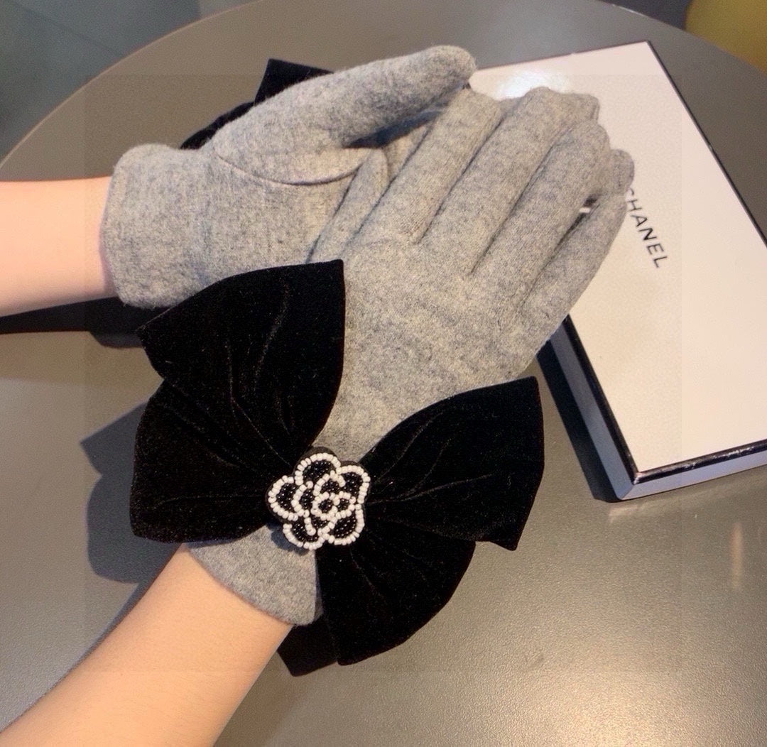 GLOVES IN DOVE GRAY WOOL WITH LARGE BLACK BOW 464994 mysite