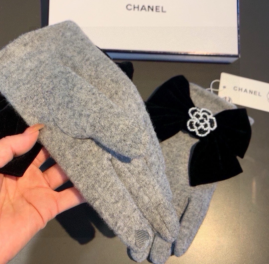GLOVES IN DOVE GRAY WOOL WITH LARGE BLACK BOW 464994 mysite