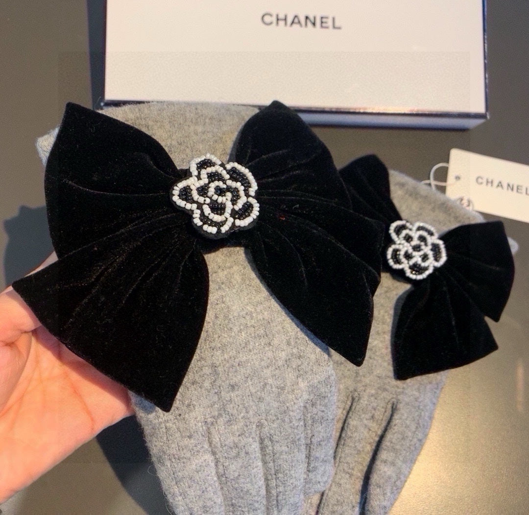 GLOVES IN DOVE GRAY WOOL WITH LARGE BLACK BOW 464994 mysite