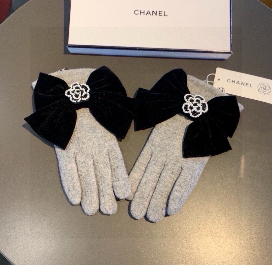 GLOVES IN DOVE GRAY WOOL WITH LARGE BLACK BOW 464994 mysite